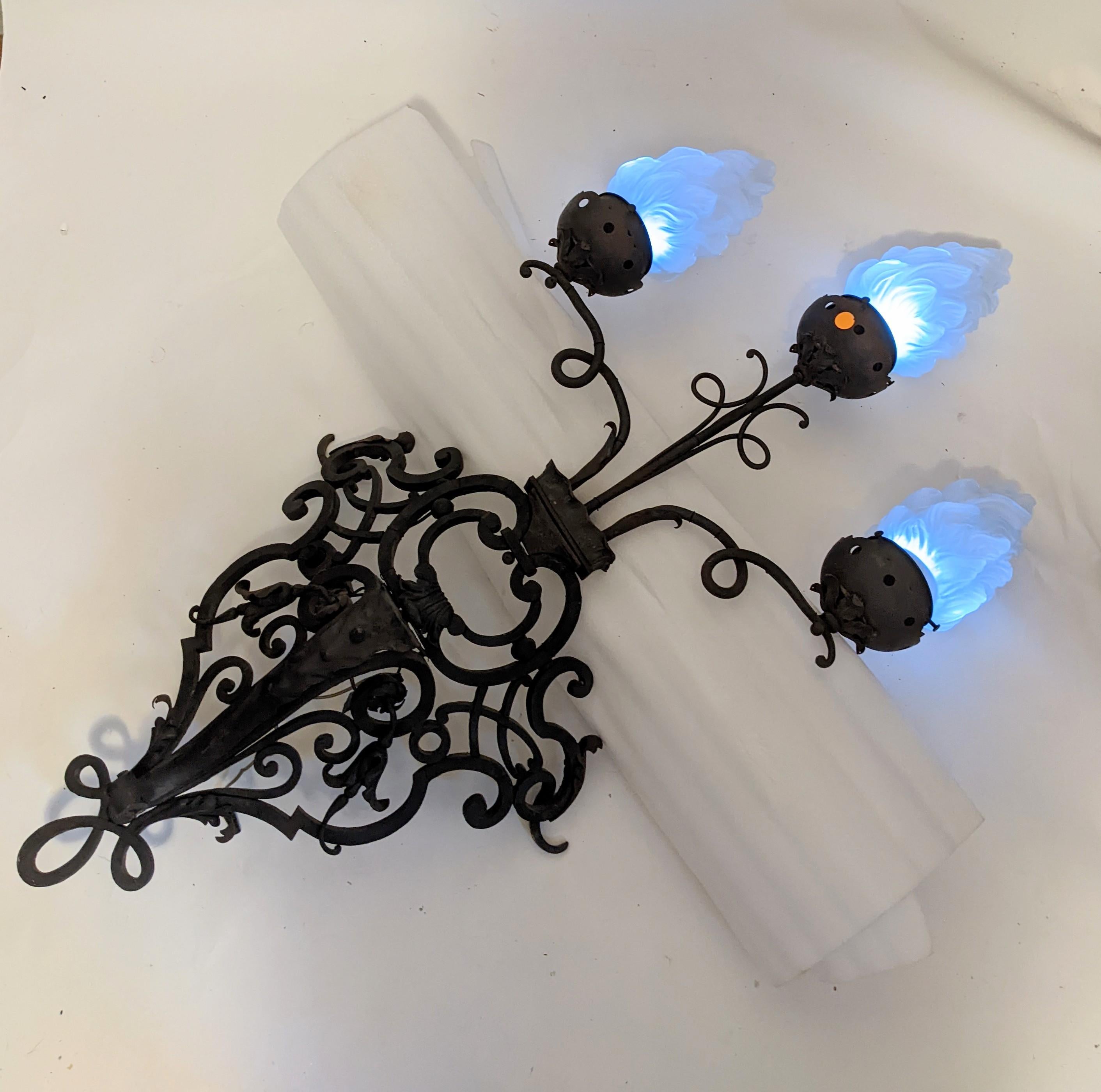 Pareja de enormes candelabros franceses de hierro forjado con globos de llama esmerilada en venta 10