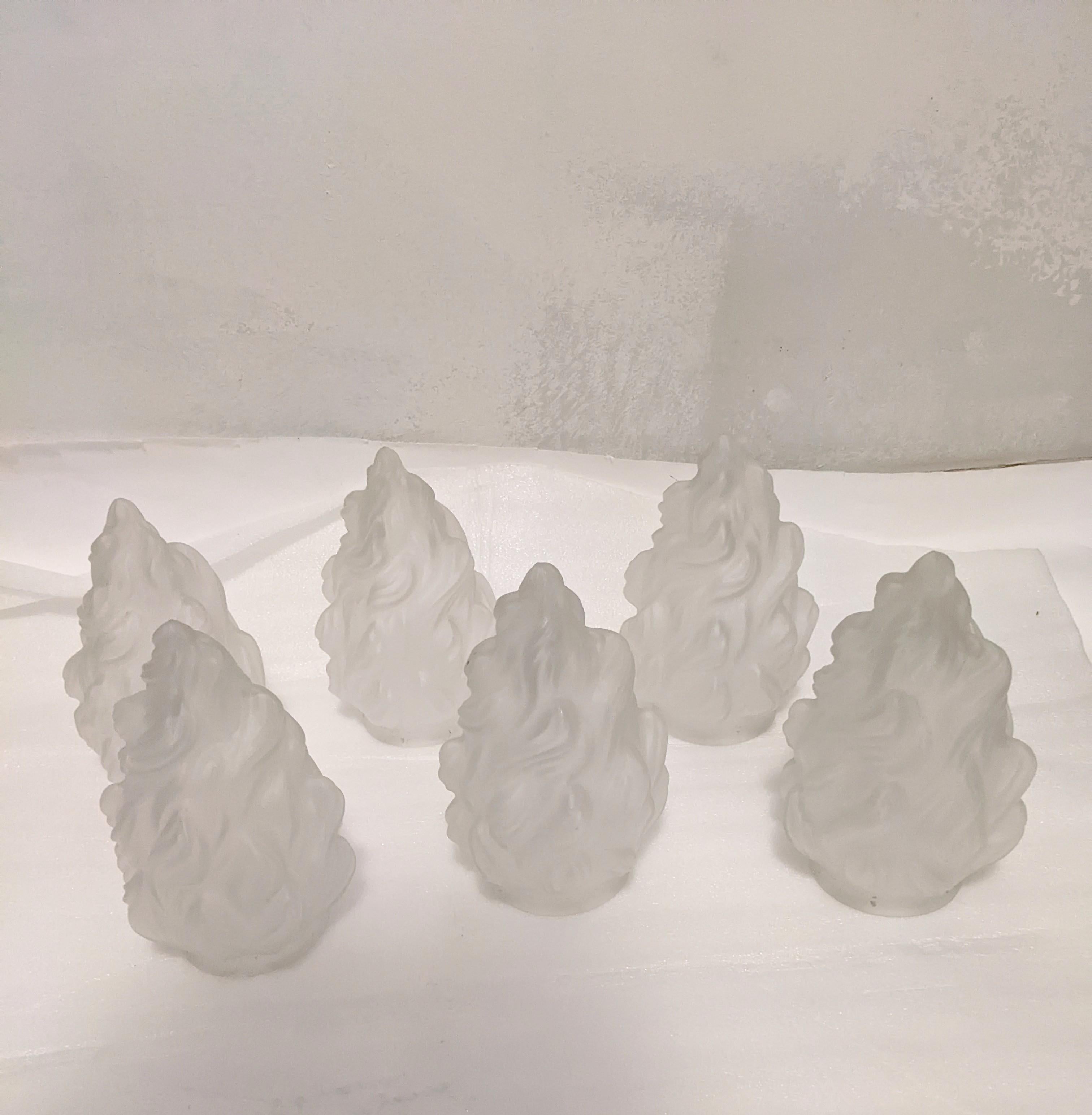Pareja de enormes candelabros franceses de hierro forjado con globos de llama esmerilada en venta 11