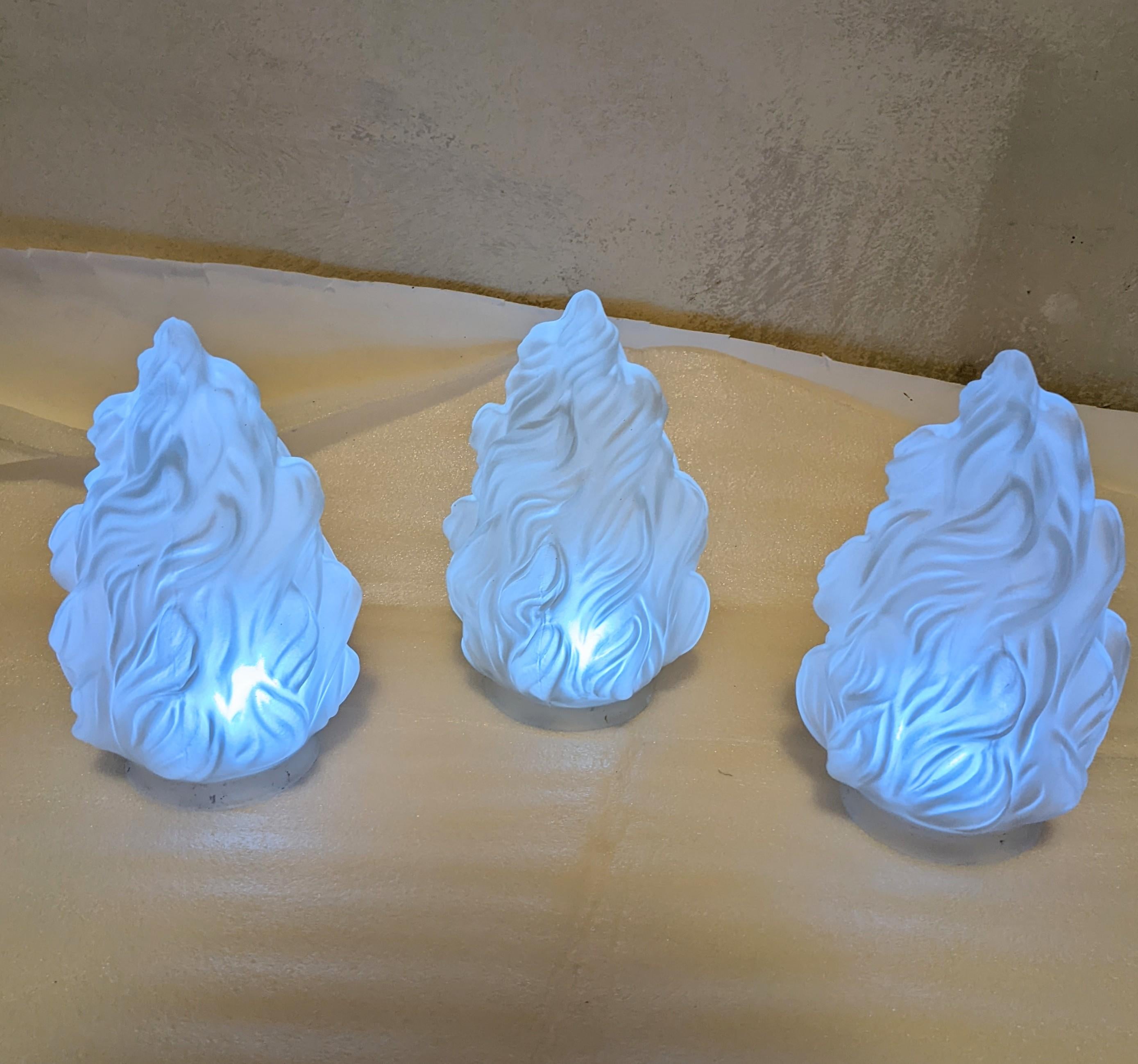Pareja de enormes candelabros franceses de hierro forjado con globos de llama esmerilada en venta 12