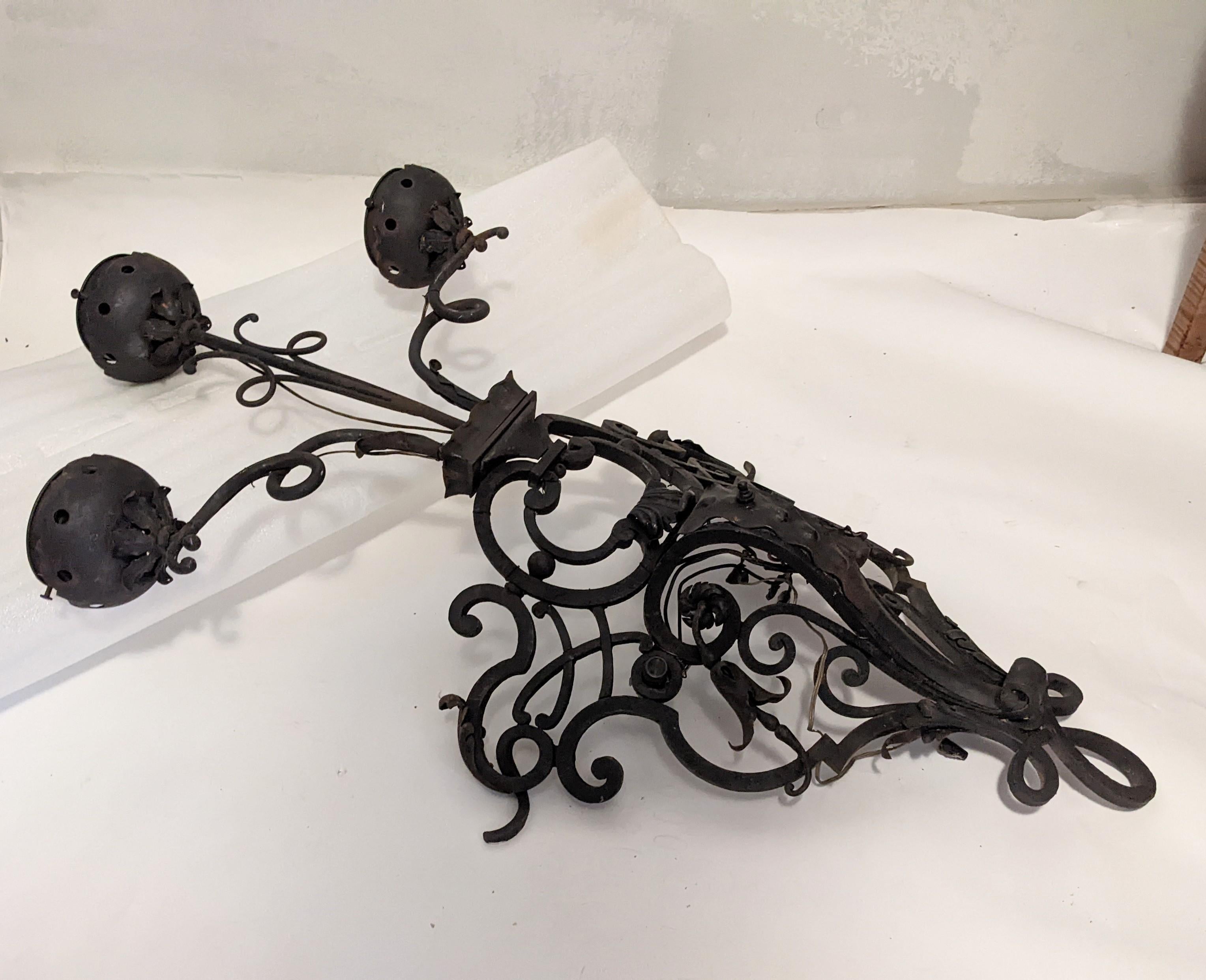 Pareja de enormes candelabros franceses de hierro forjado con globos de llama esmerilada Francés en venta
