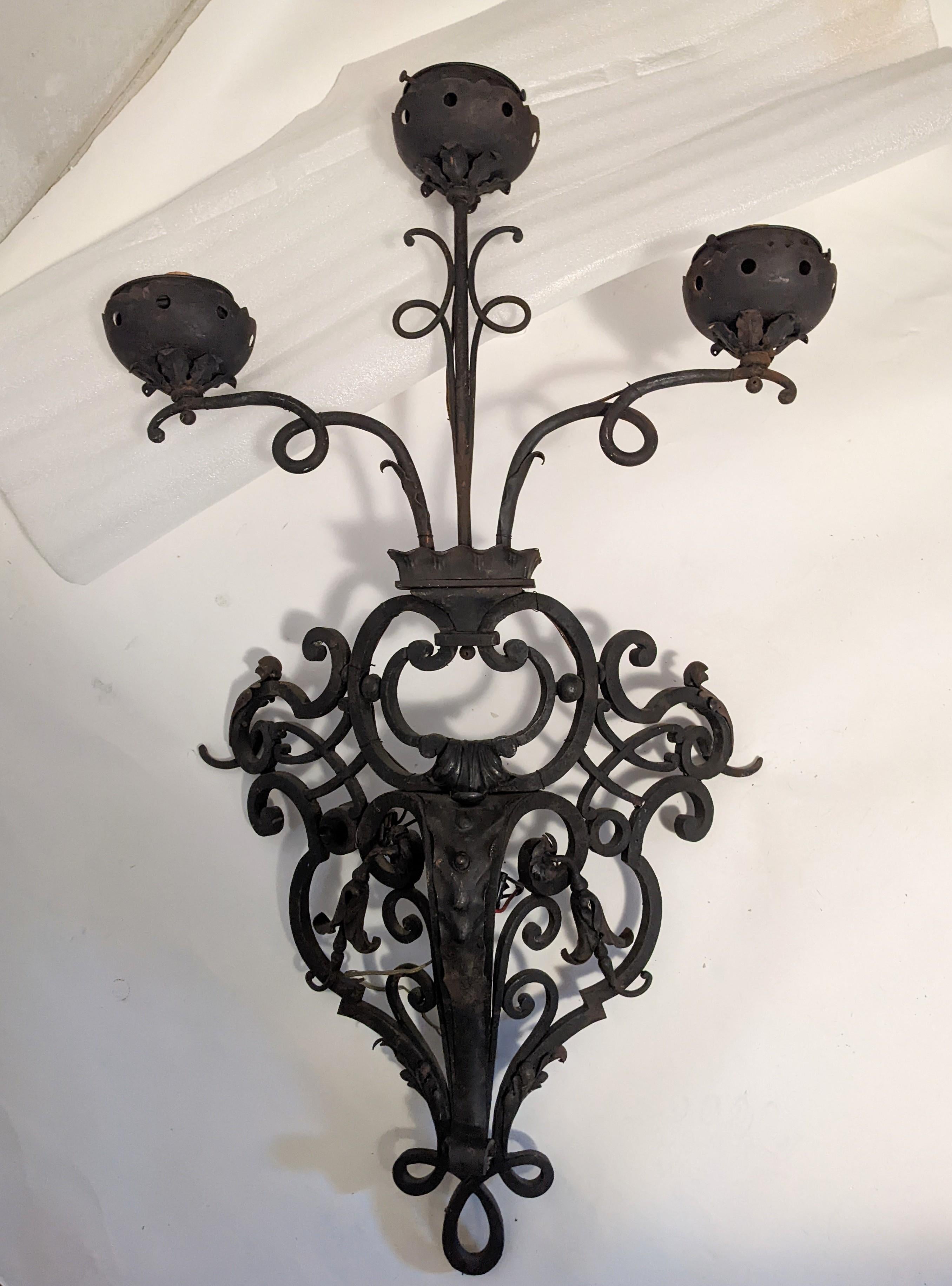 Pareja de enormes candelabros franceses de hierro forjado con globos de llama esmerilada en Excelente estado para la venta en Riverdale, NY