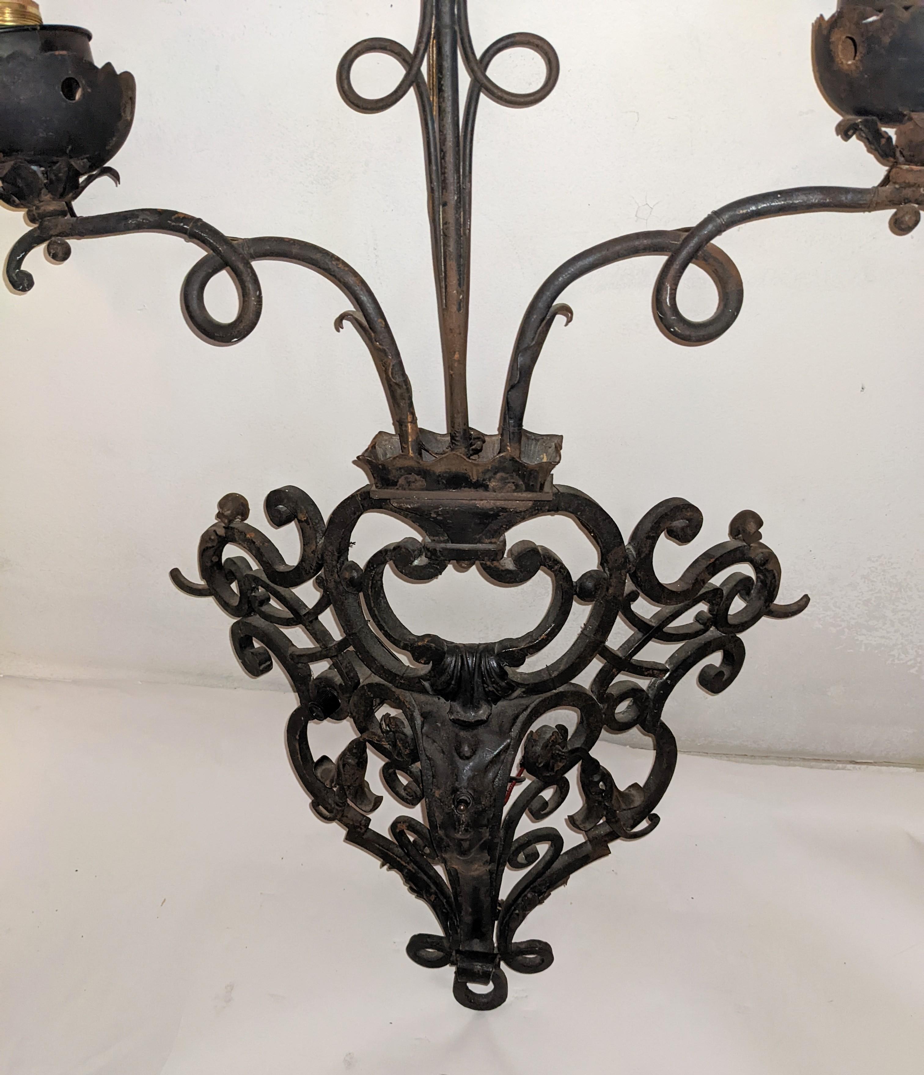 Pareja de enormes candelabros franceses de hierro forjado con globos de llama esmerilada mediados del siglo XX en venta