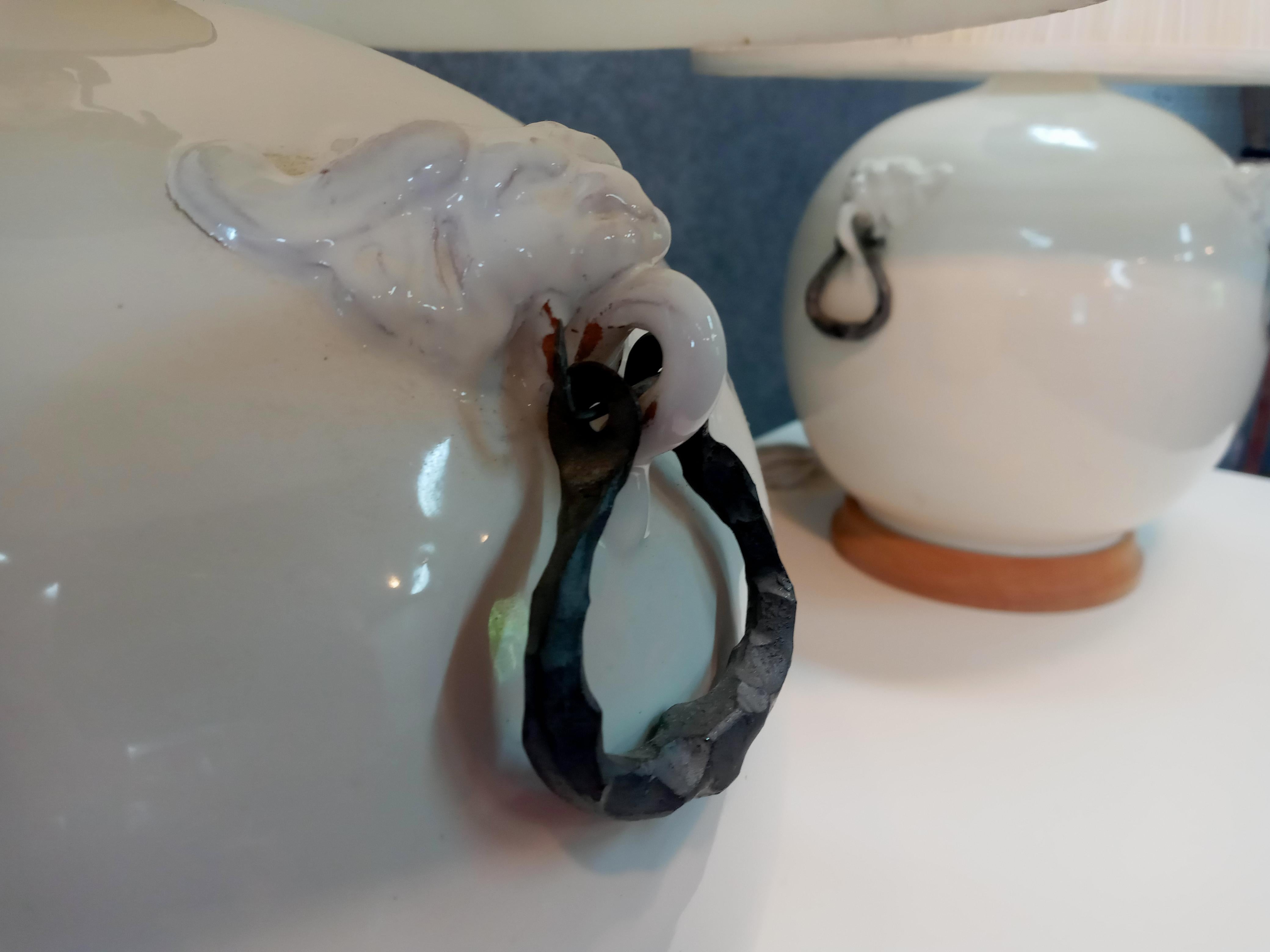 Coppia di grandi lampade da tavolo italiane in ceramica smaltata bianca dell'epoca moderna del Medioevo In condizioni buone in vendita a Philadelphia, PA