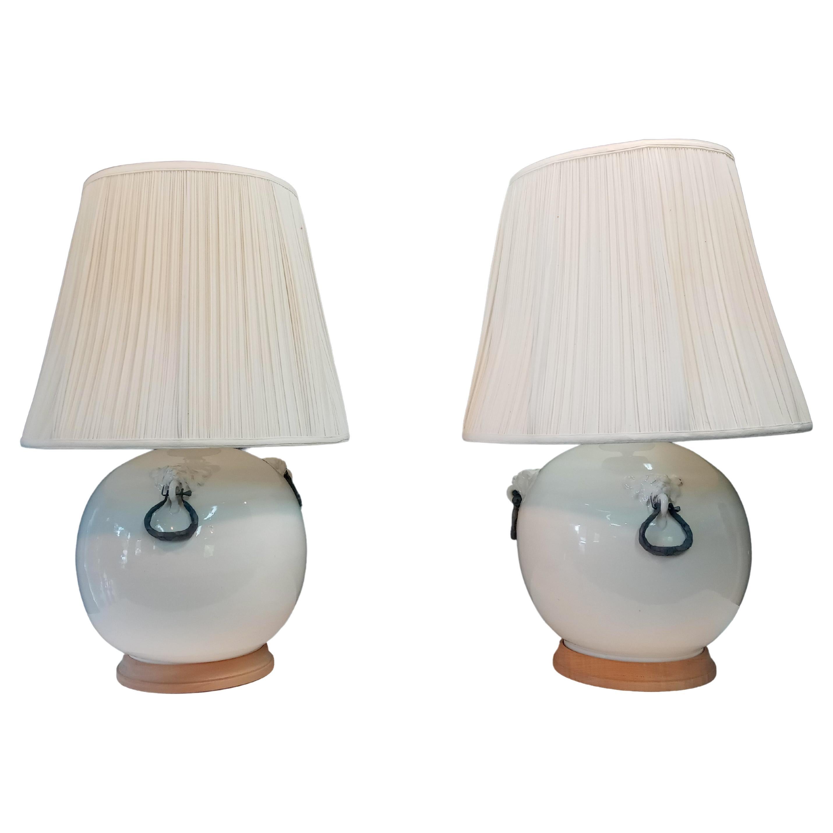 Paire de grandes lampes de bureau italiennes en céramique émaillée blanche de style mi-siècle moderne en vente