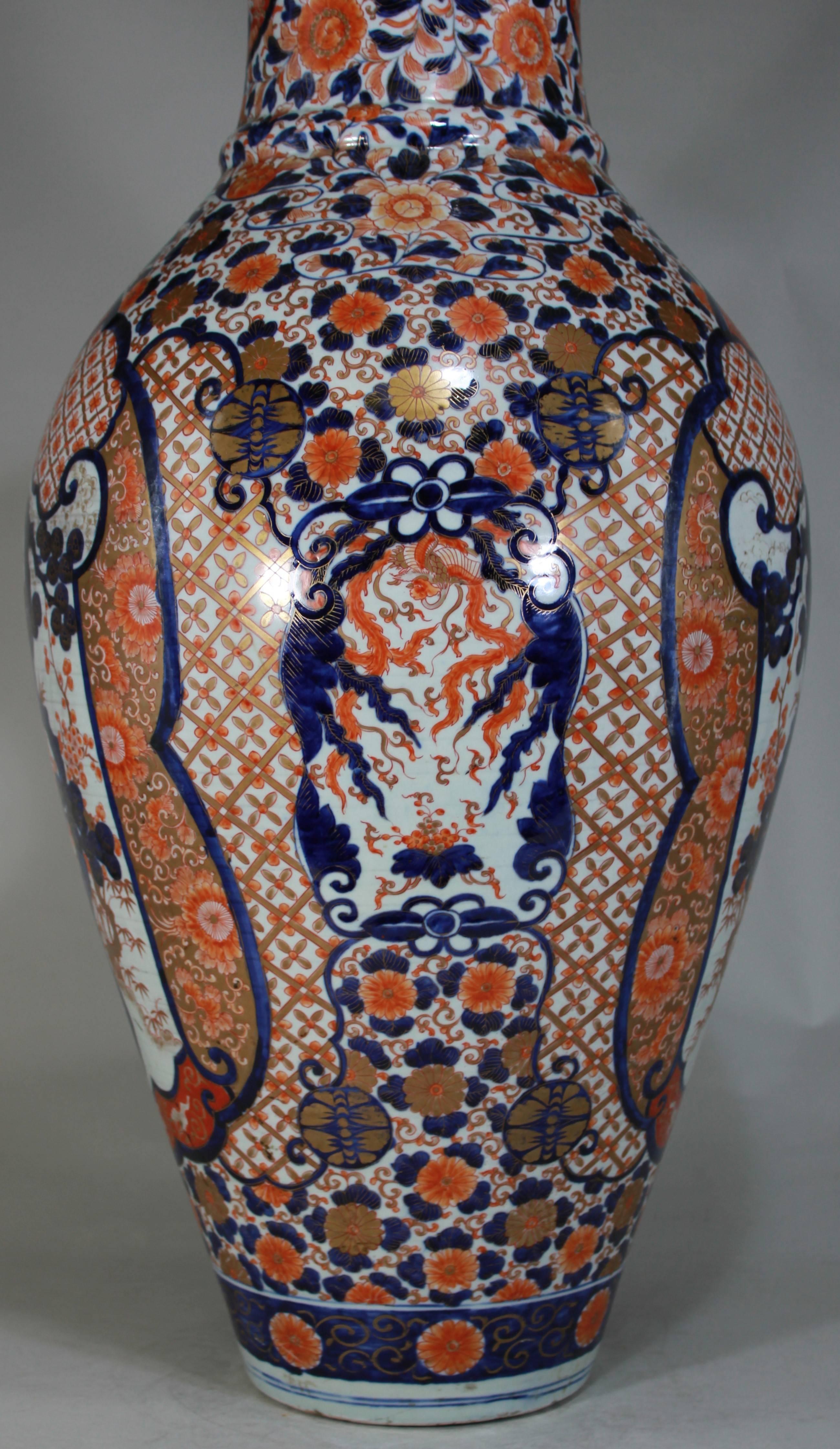 Paire de vases japonais en porcelaine bleue, rouge et or de la période Edo, vers 1800 en vente 3