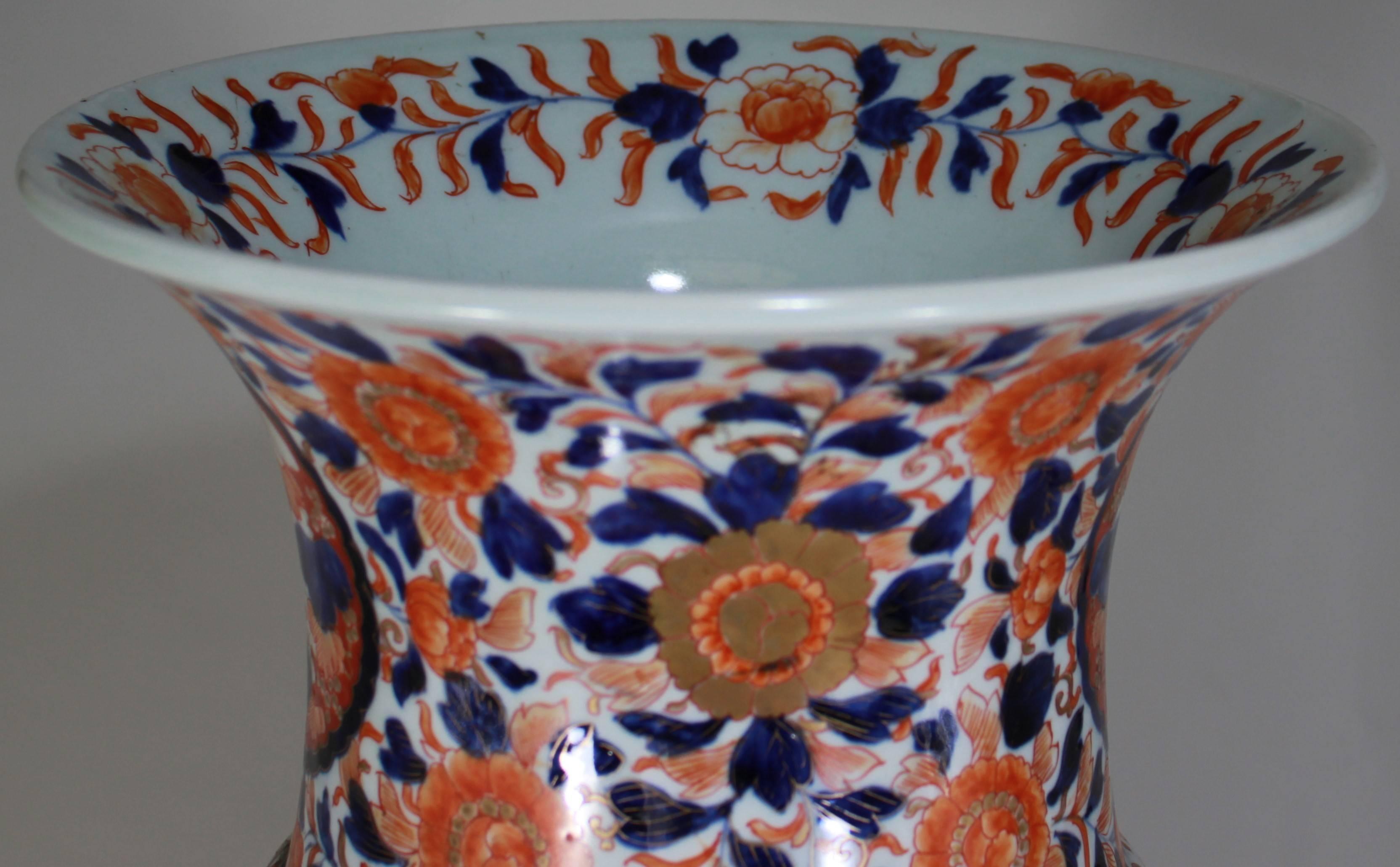 Paire de vases japonais en porcelaine bleue, rouge et or de la période Edo, vers 1800 en vente 6