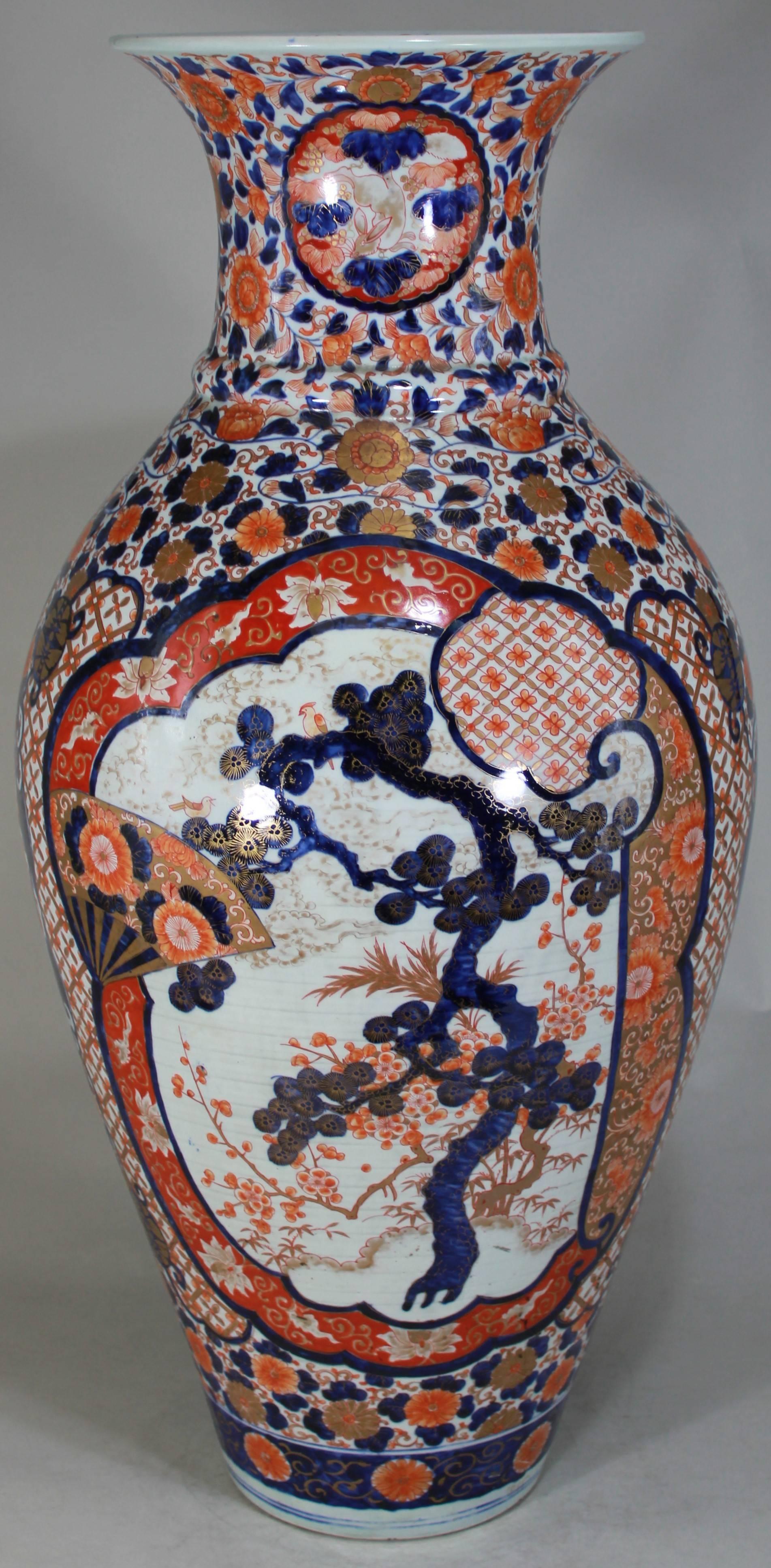 Japonais Paire de vases japonais en porcelaine bleue, rouge et or de la période Edo, vers 1800 en vente