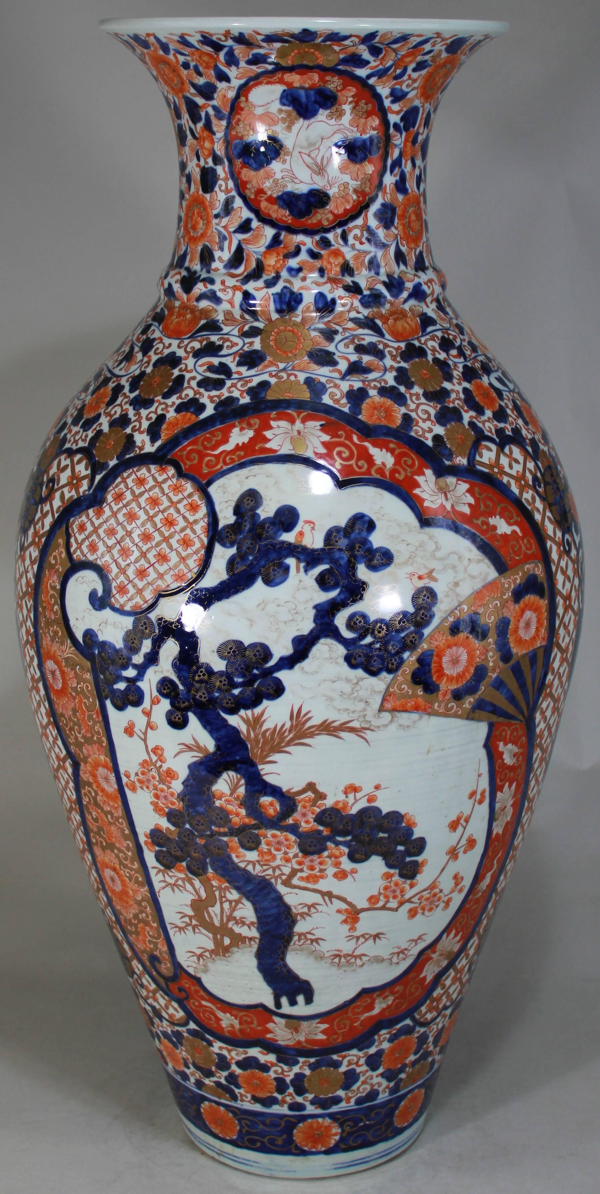 Peint à la main Paire de vases japonais en porcelaine bleue, rouge et or de la période Edo, vers 1800 en vente