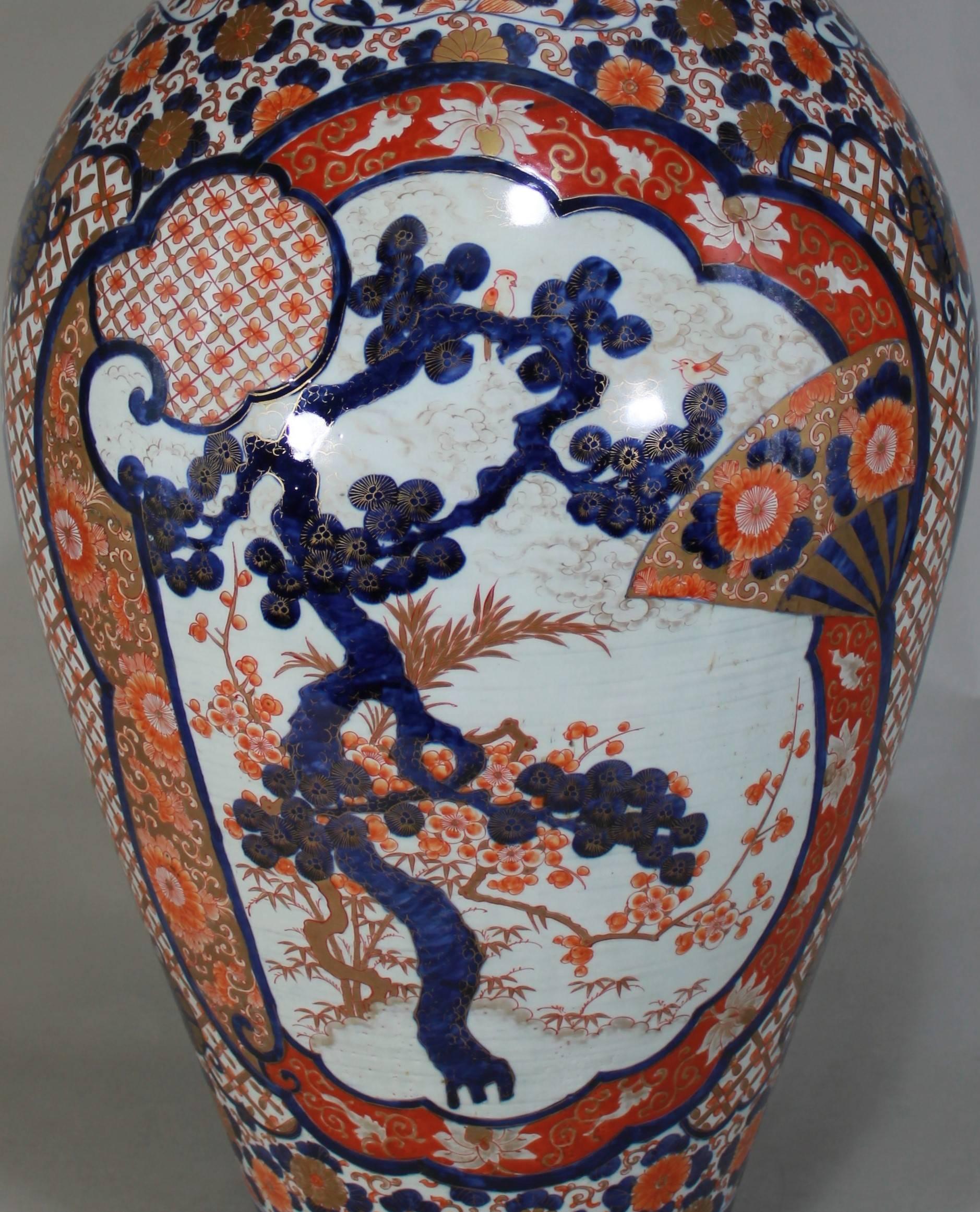 Paar japanische Porzellanvasen aus der Edo-Periode in Blau, Rot und Gold, um 1800 (19. Jahrhundert) im Angebot