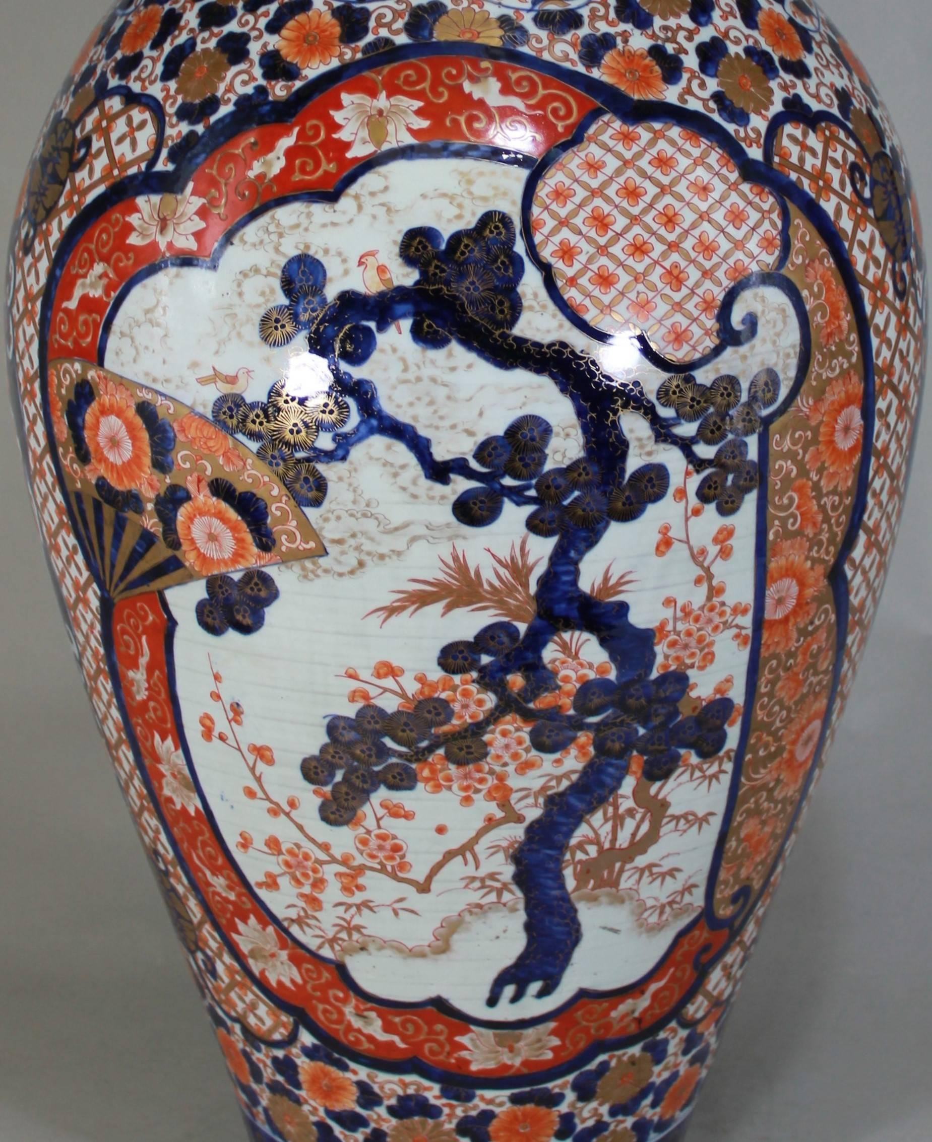 Paar japanische Porzellanvasen aus der Edo-Periode in Blau, Rot und Gold, um 1800 im Angebot 3