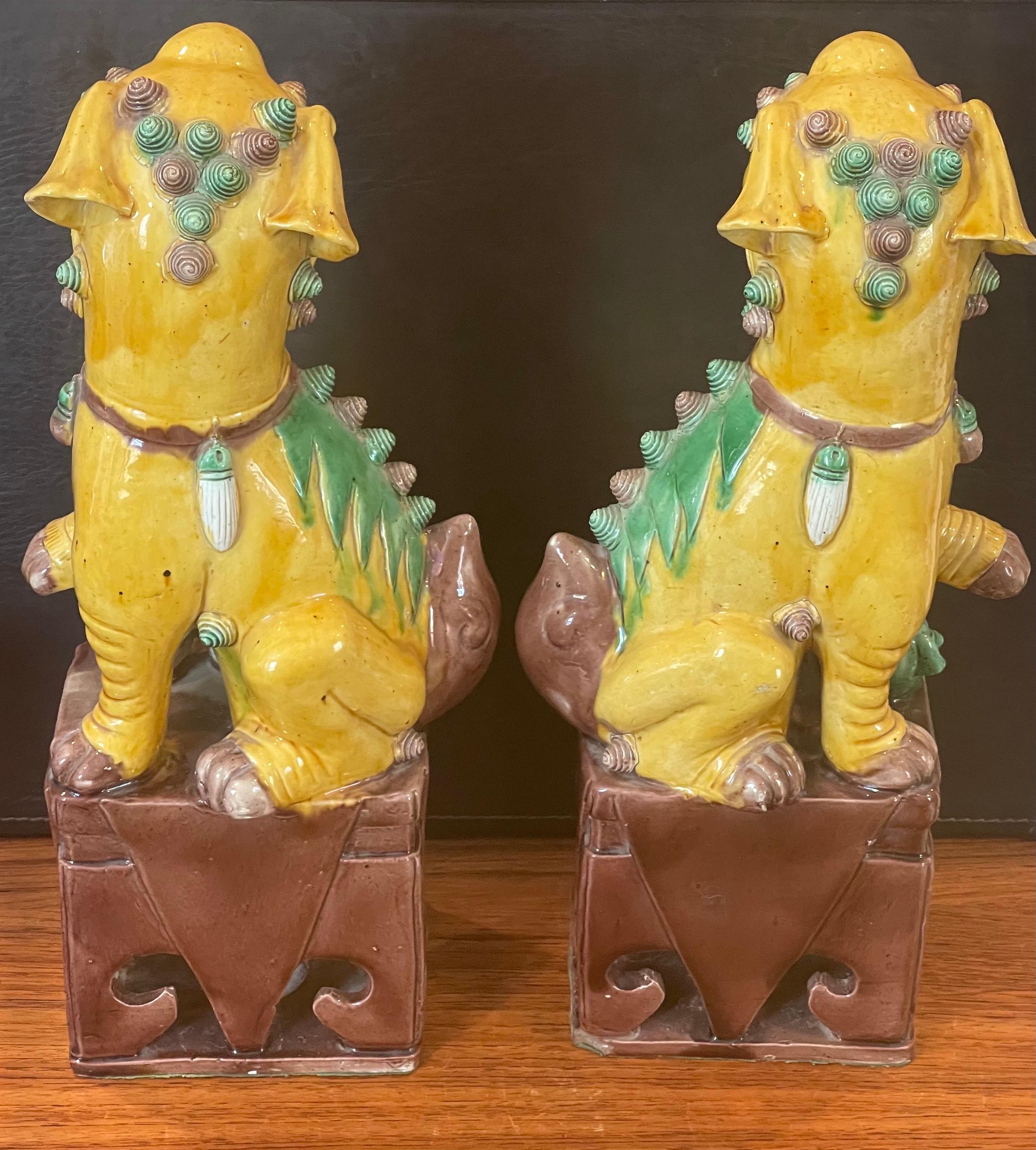 Coppia di massicci cani da caccia in ceramica policroma della metà del secolo scorso In condizioni buone in vendita a San Diego, CA