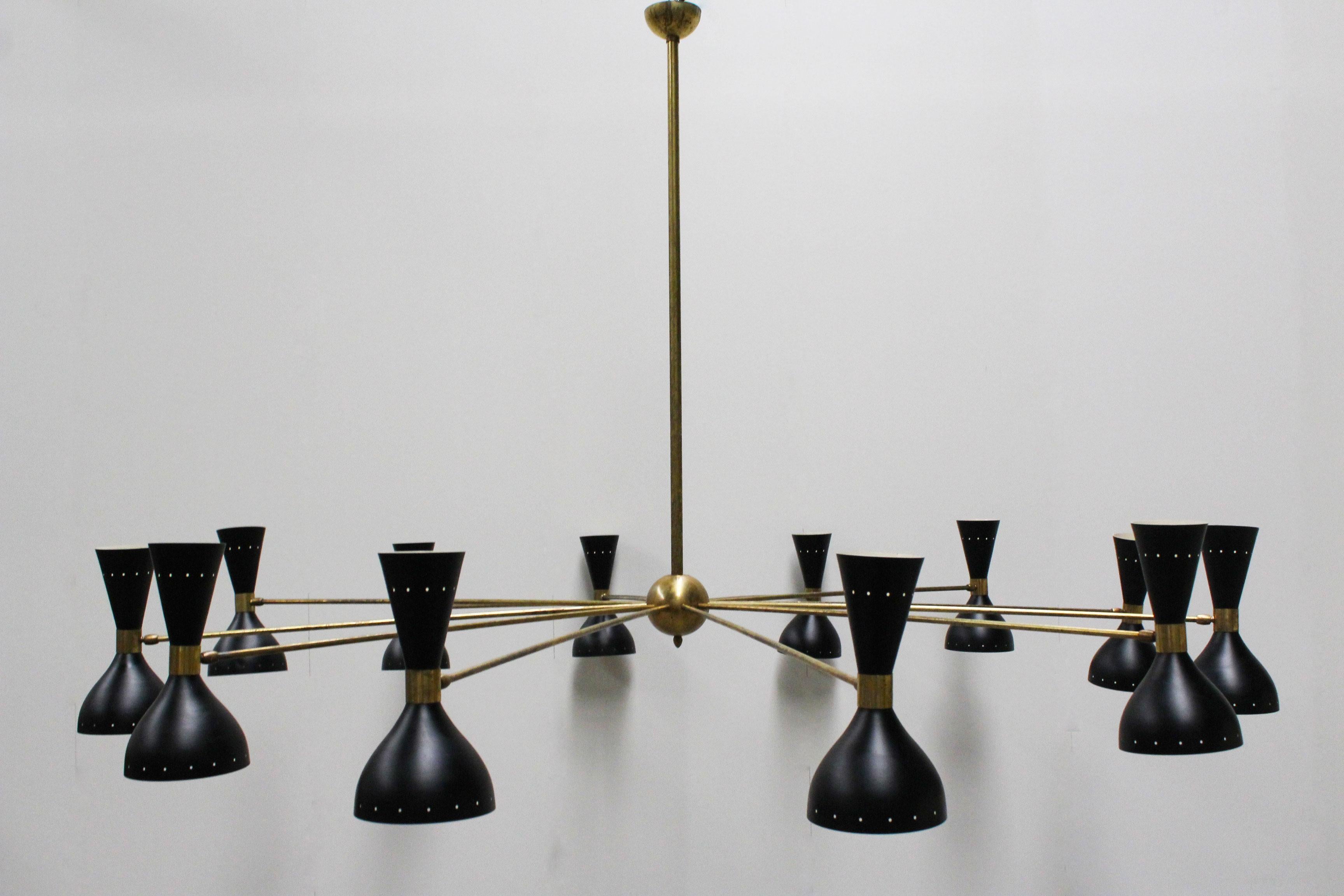 Coppia di imponenti lampadari di design italiano minimalista degli anni '50 in ottone in stile Stilnovo in vendita 2