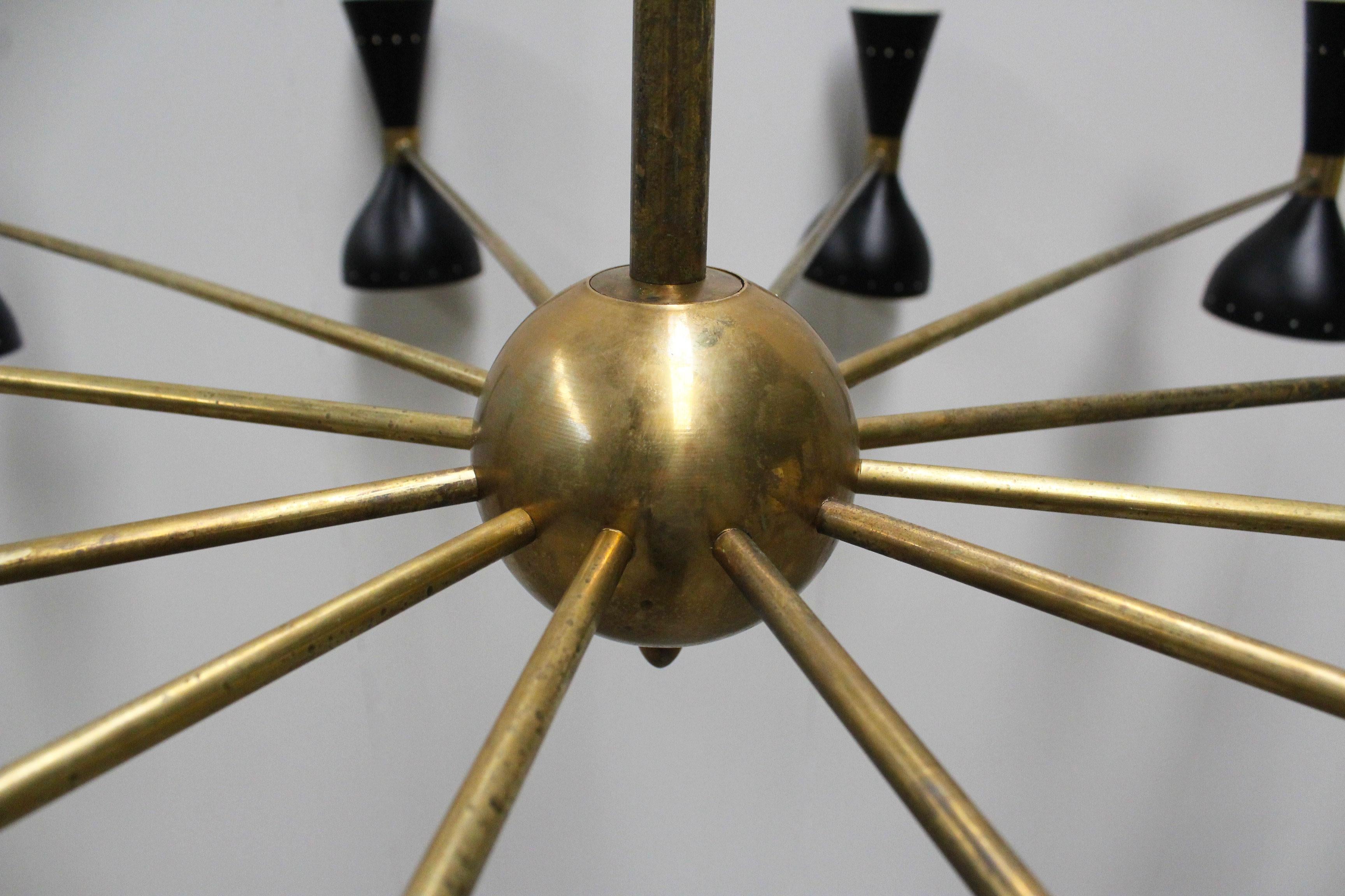 Coppia di imponenti lampadari di design italiano minimalista degli anni '50 in ottone in stile Stilnovo in vendita 4