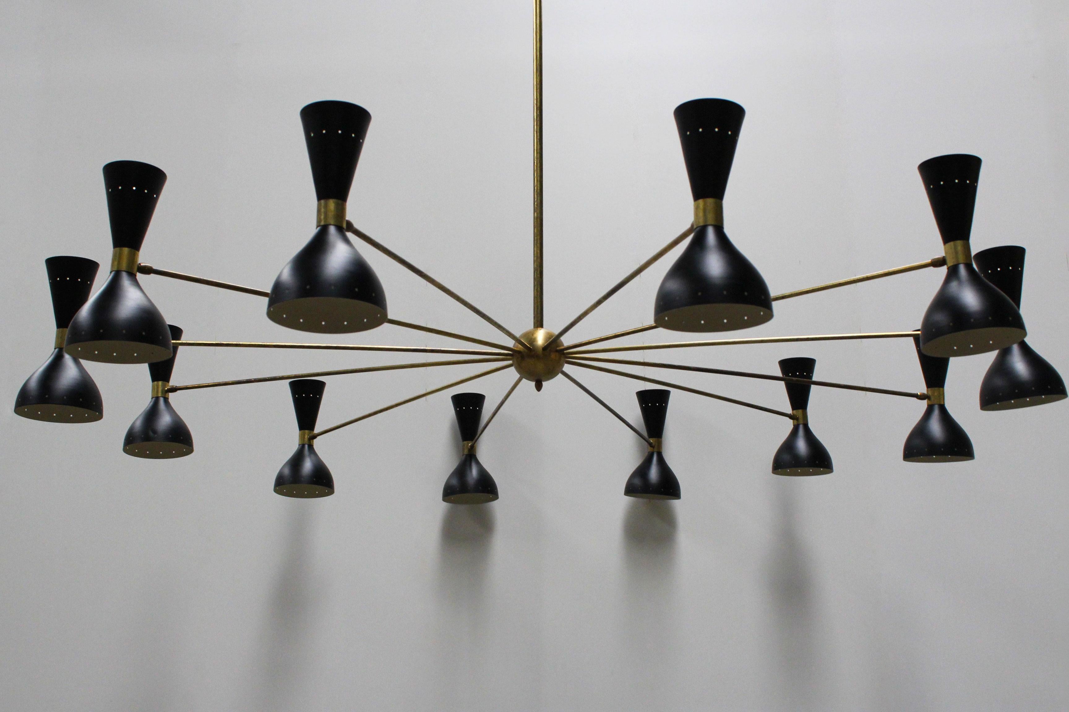 Coppia di imponenti lampadari di design italiano minimalista degli anni '50 in ottone in stile Stilnovo in vendita 5