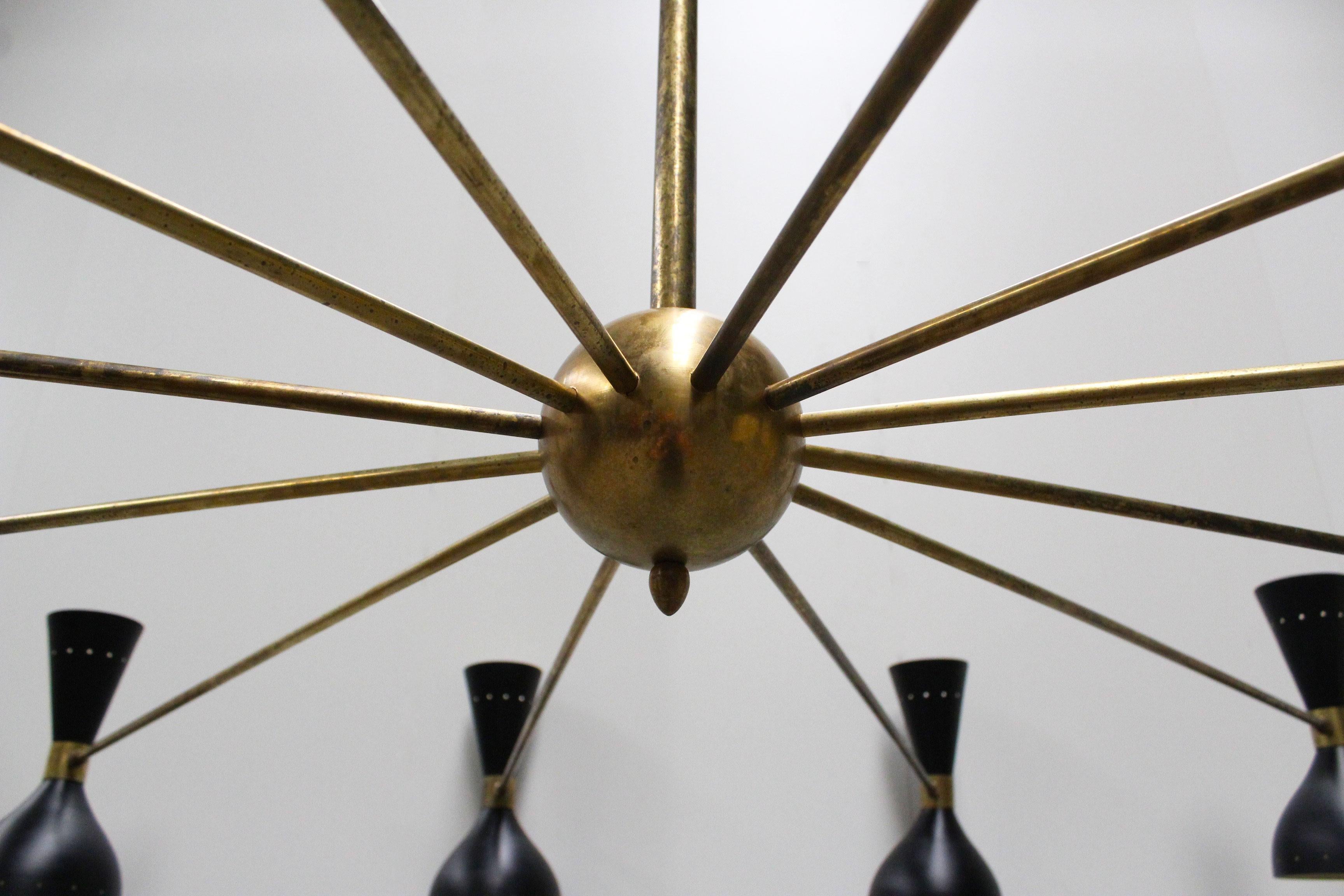 Mid-Century moderno Coppia di imponenti lampadari di design italiano minimalista degli anni '50 in ottone in stile Stilnovo in vendita