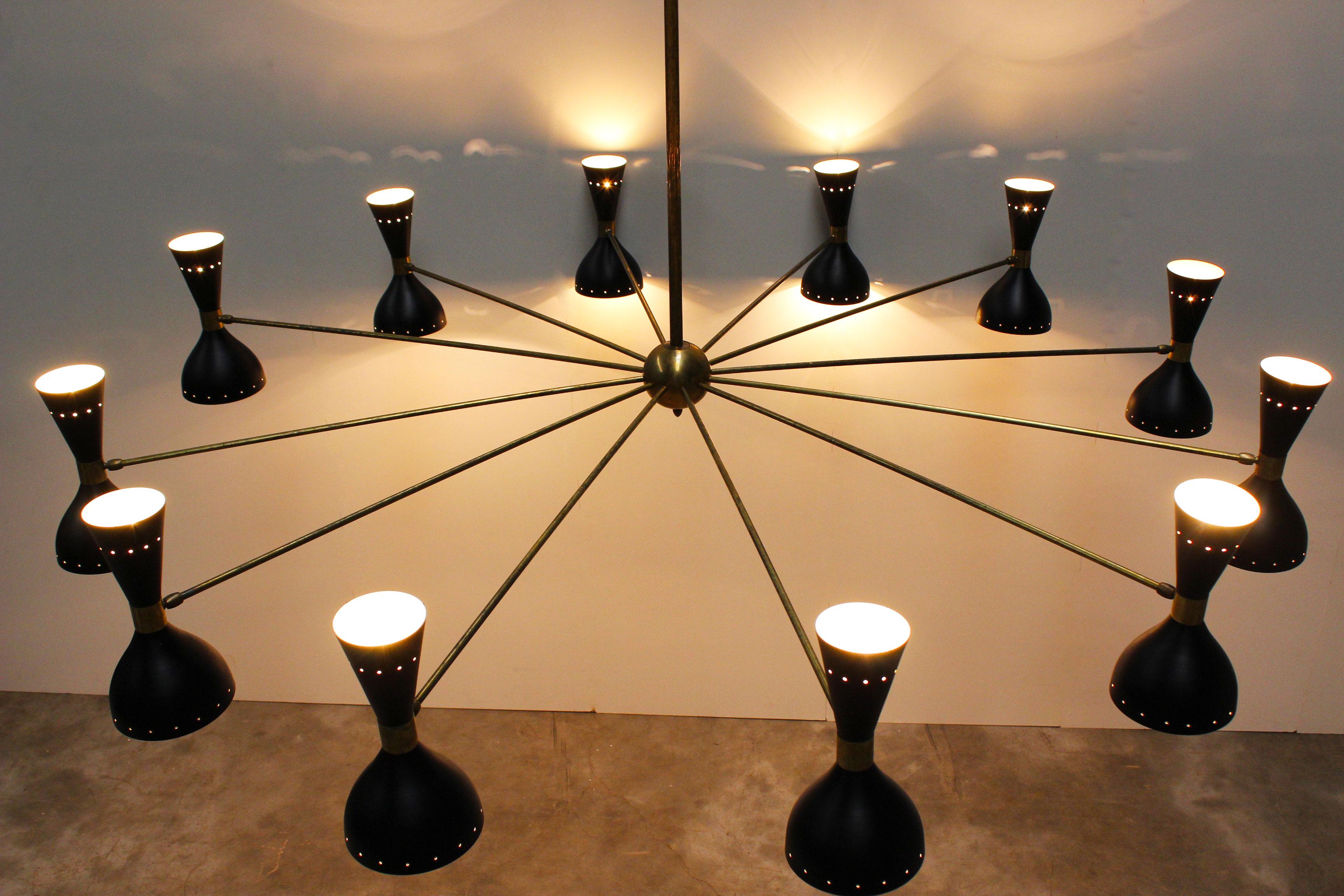 Fatto a mano Coppia di imponenti lampadari di design italiano minimalista degli anni '50 in ottone in stile Stilnovo in vendita