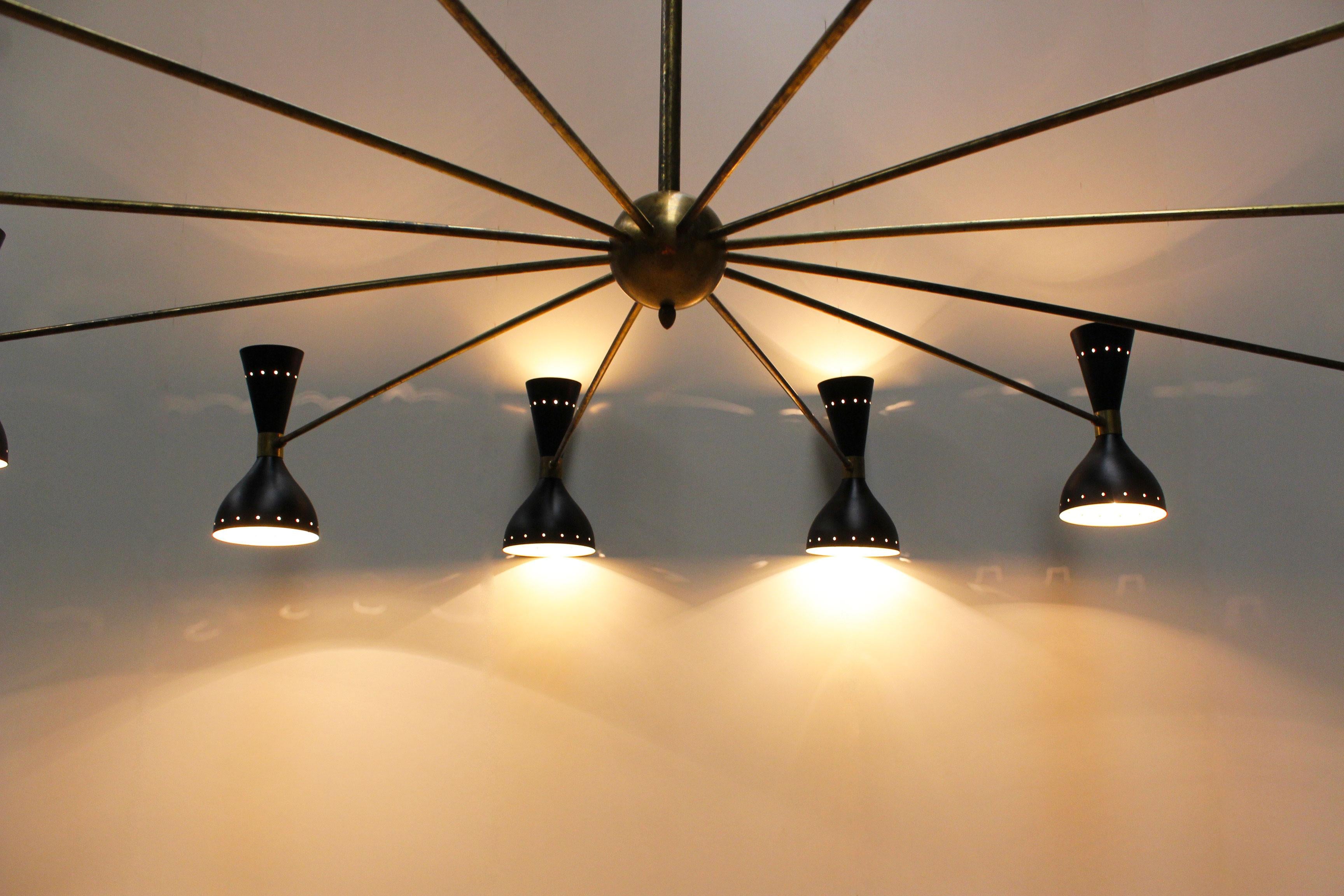 Coppia di imponenti lampadari di design italiano minimalista degli anni '50 in ottone in stile Stilnovo In condizioni buone in vendita a Ijzendijke, NL