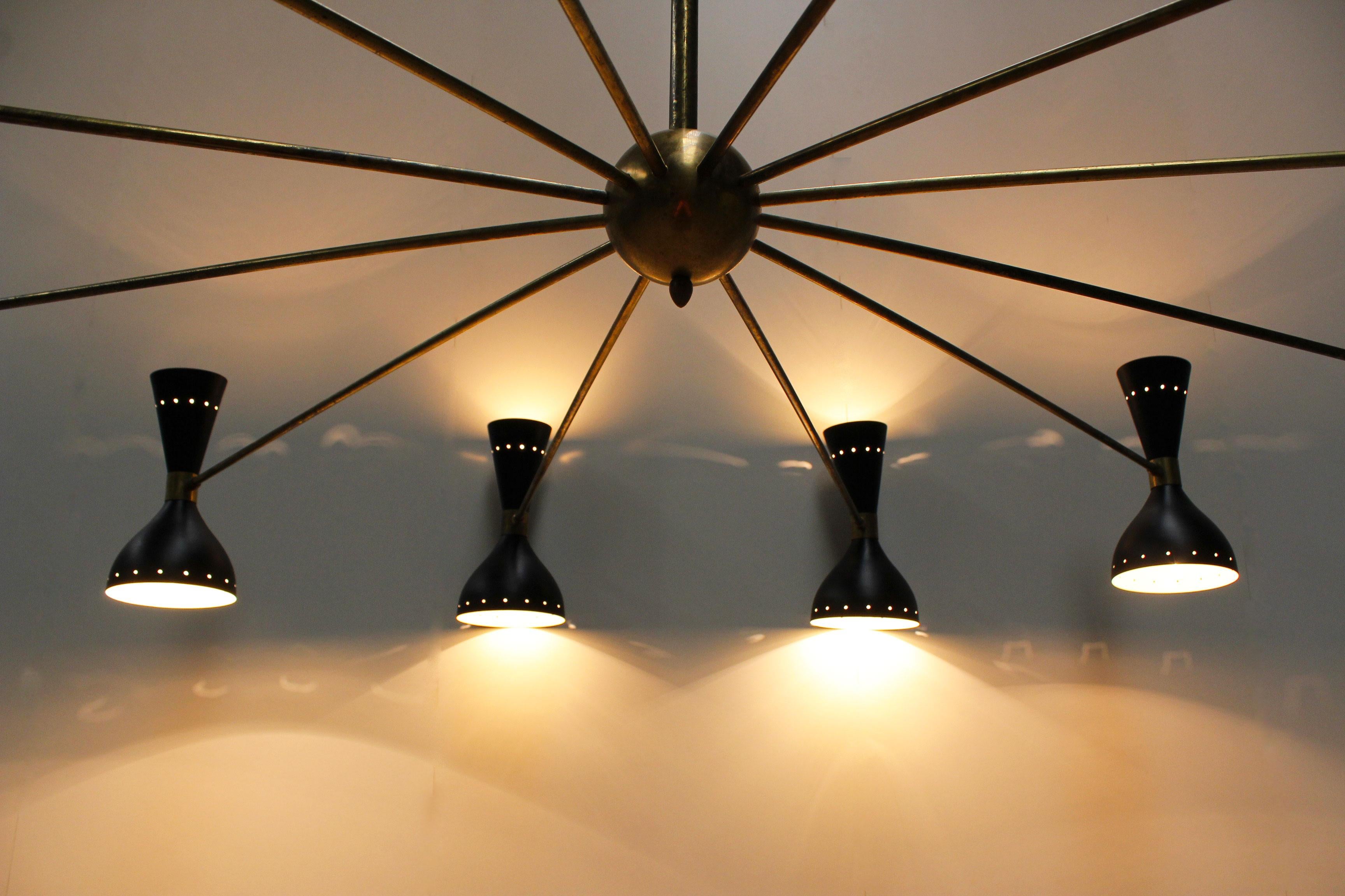 Metà XX secolo Coppia di imponenti lampadari di design italiano minimalista degli anni '50 in ottone in stile Stilnovo in vendita