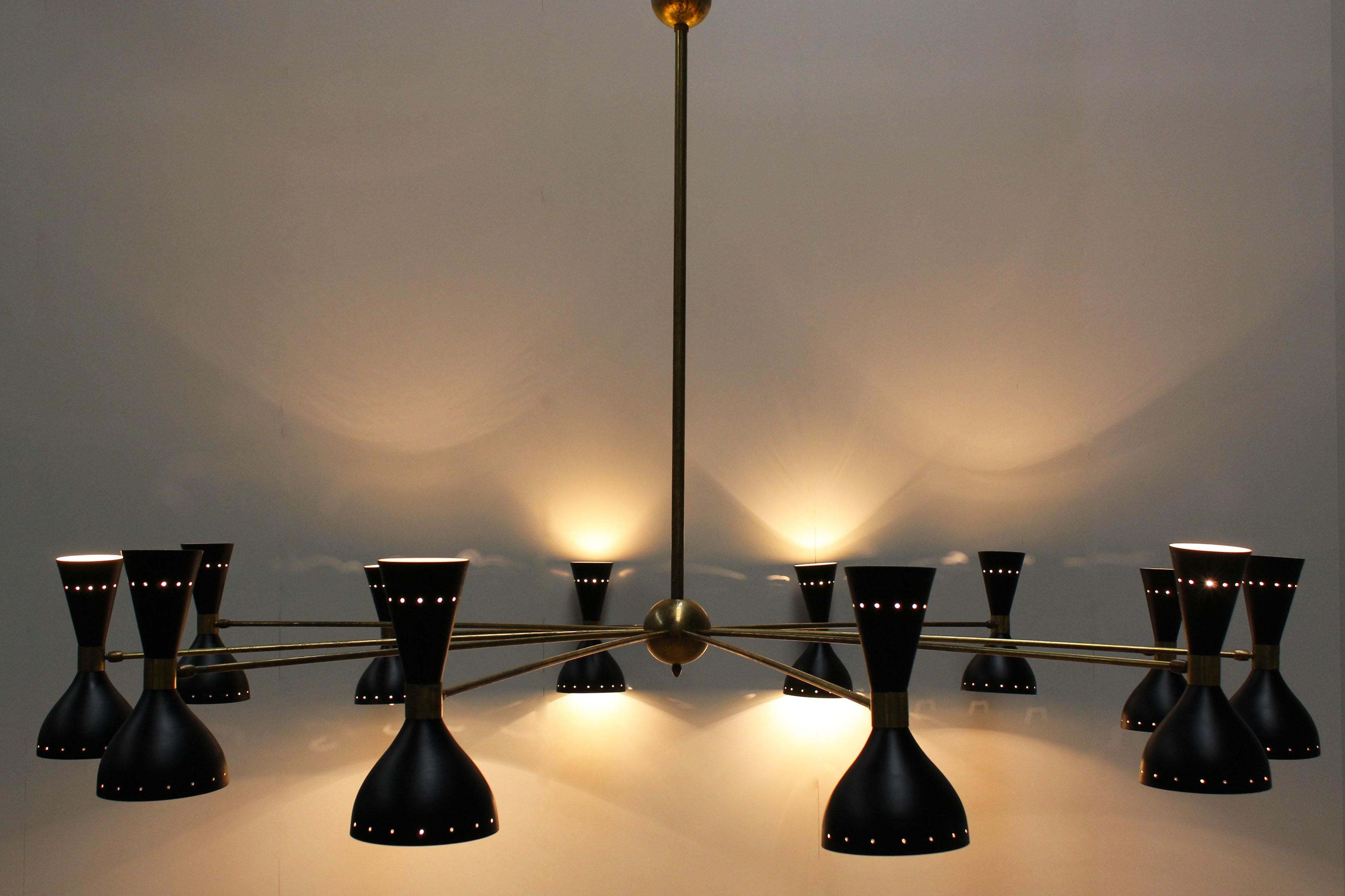 Metallo Coppia di imponenti lampadari di design italiano minimalista degli anni '50 in ottone in stile Stilnovo in vendita