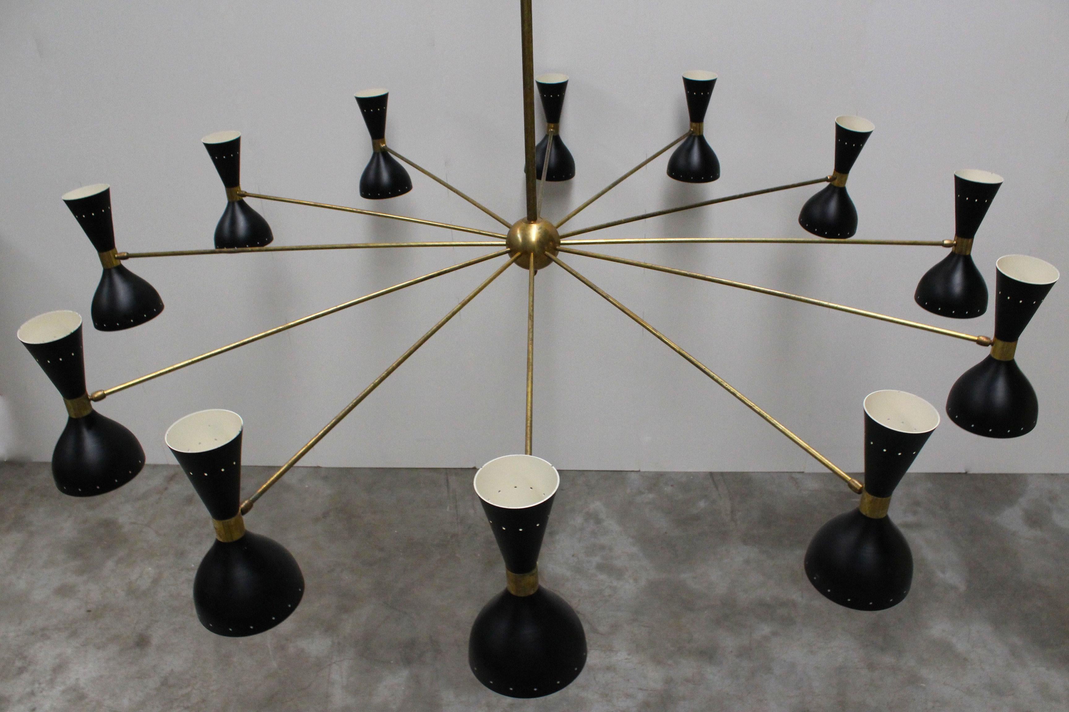 Coppia di imponenti lampadari di design italiano minimalista degli anni '50 in ottone in stile Stilnovo in vendita 1