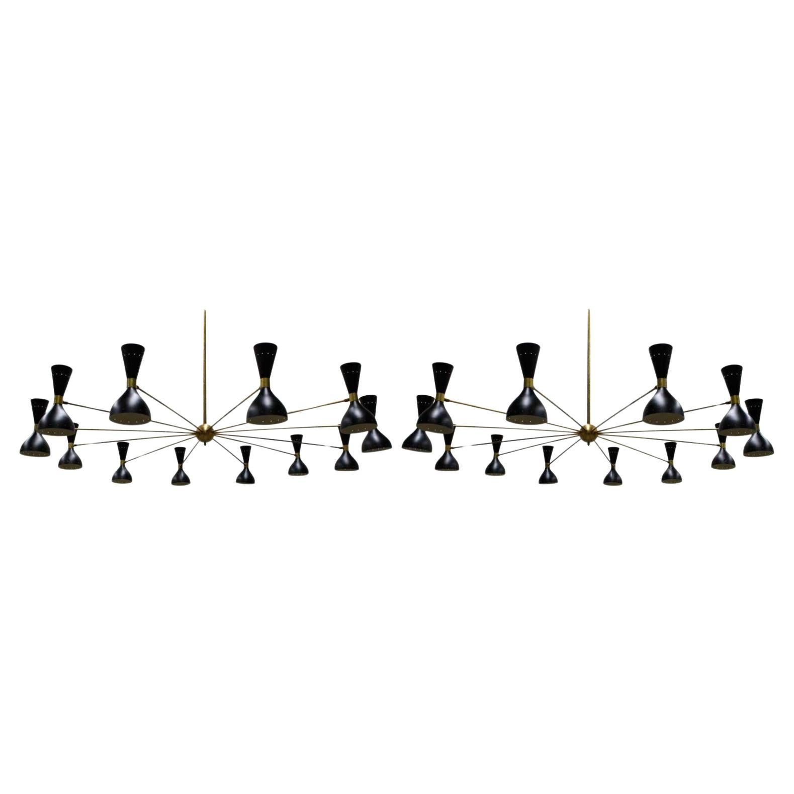Coppia di imponenti lampadari di design italiano minimalista degli anni '50 in ottone in stile Stilnovo in vendita