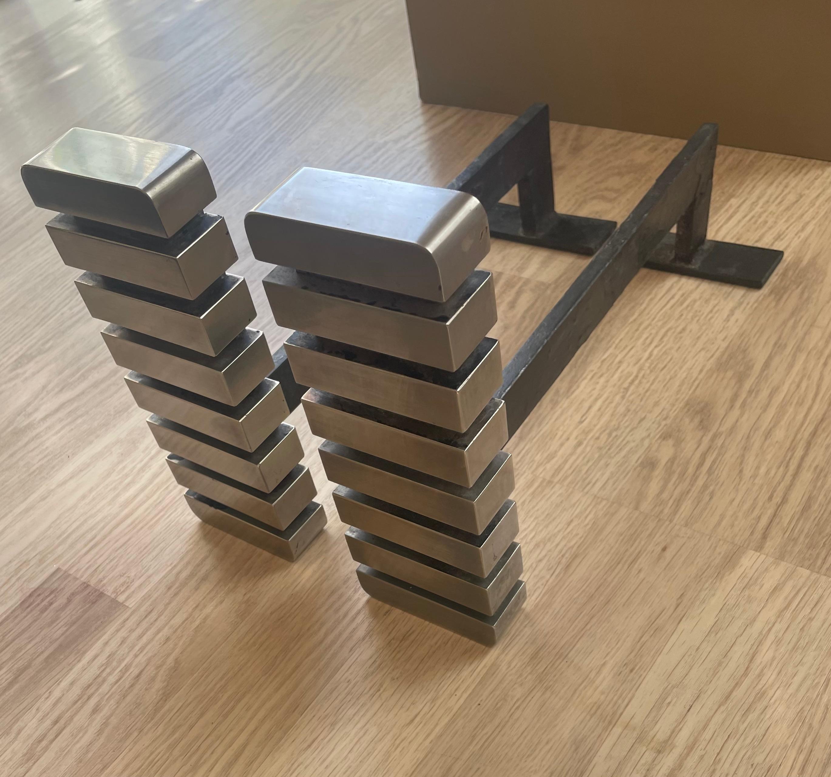 Ein Paar massiver modernistischer Androns, Donald Deskey zugeschrieben, USA 1930. (Edelstahl) im Angebot