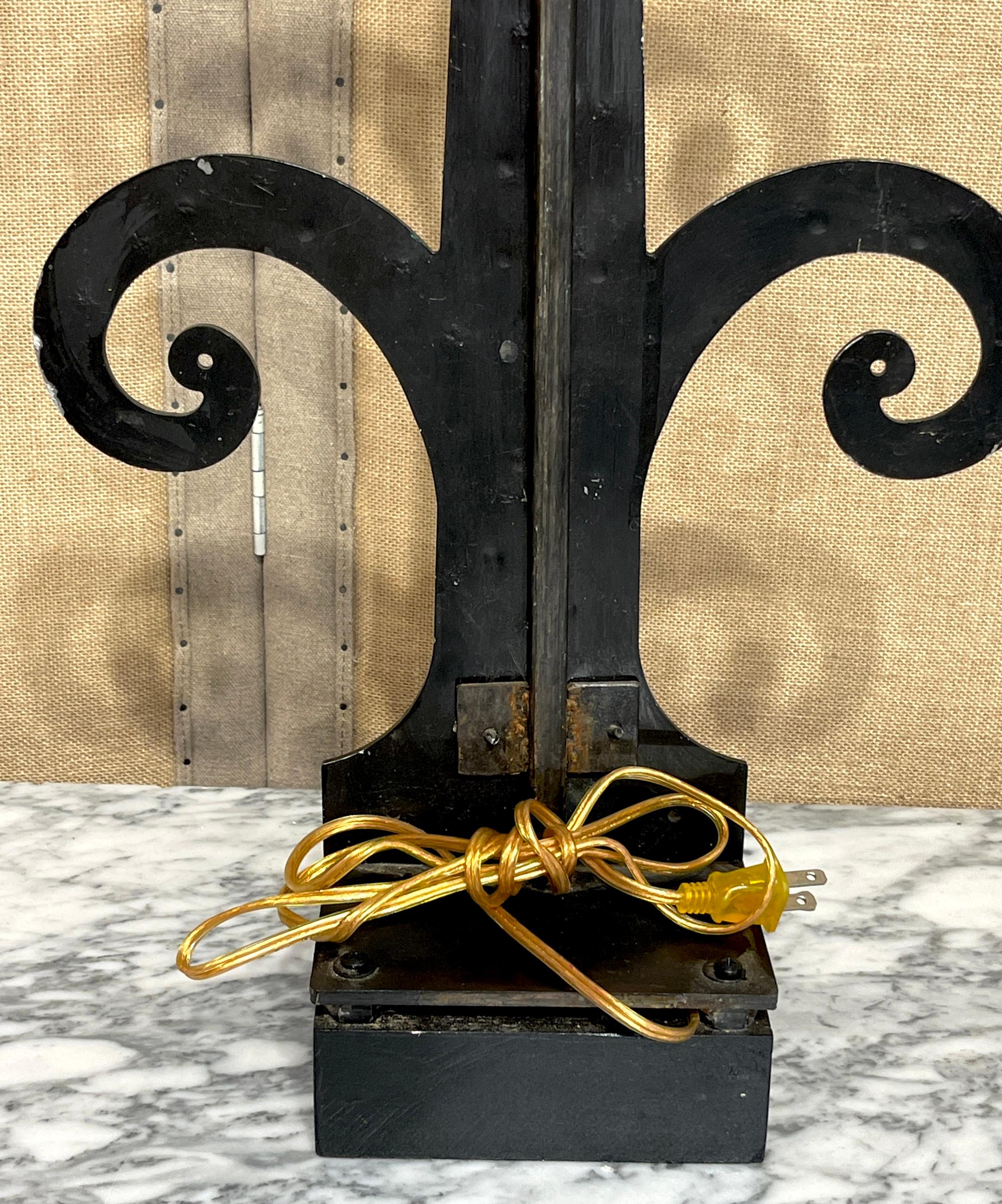 XX secolo Coppia di enormi cerniere scultoree in ferro battuto, ora come lampade in vendita