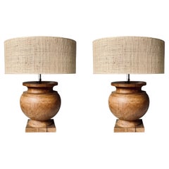 Massivholztischlampen mit Raffia-Schirm, Frankreich, Paar