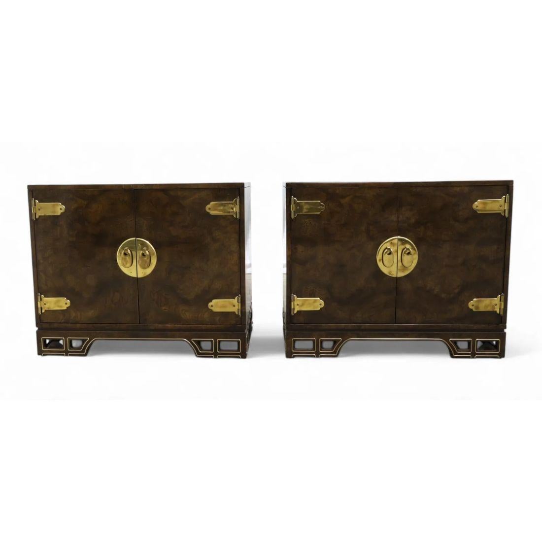Este elegante par de armarios Mastercraft de estilo asiático desprende sofisticación. Fabricados con chapa de madera marrón sobre madera, cada mueble presenta una impresionante incrustación alrededor del perímetro de la encimera, que añade un