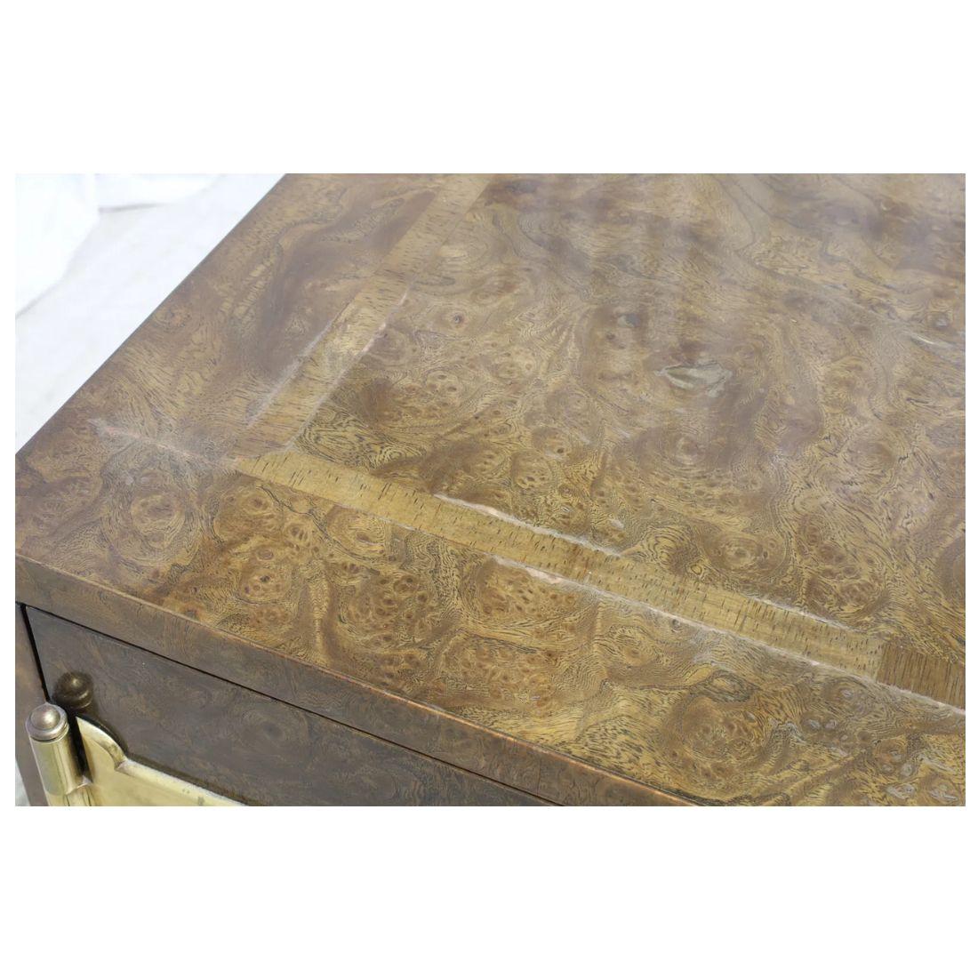 Pareja de Armarios Mastercraft Asian Style Con Burl y Latón siglo XX en venta