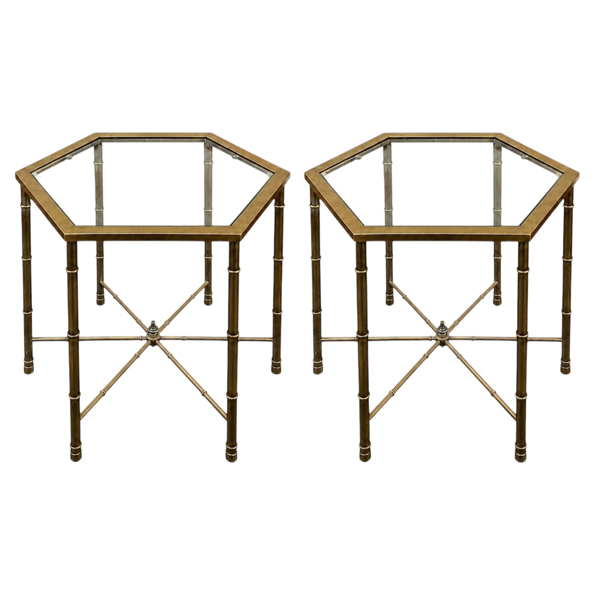 Par de mesitas auxiliares «Bamboo Form» de Mastercraft, de latón. EE.UU. Años 70. en venta