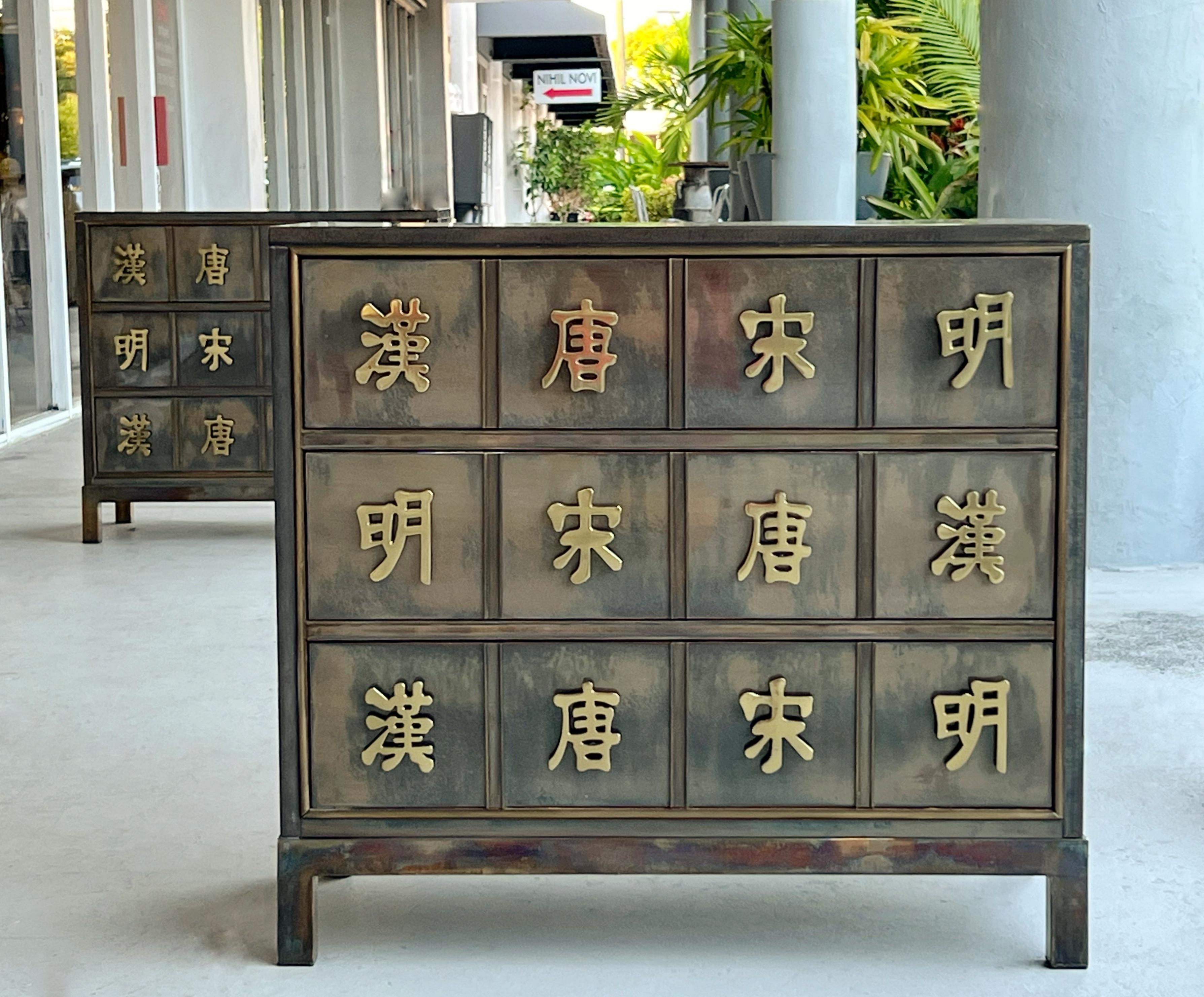 Américain Paire de commodes en laiton Mastercraft en vente