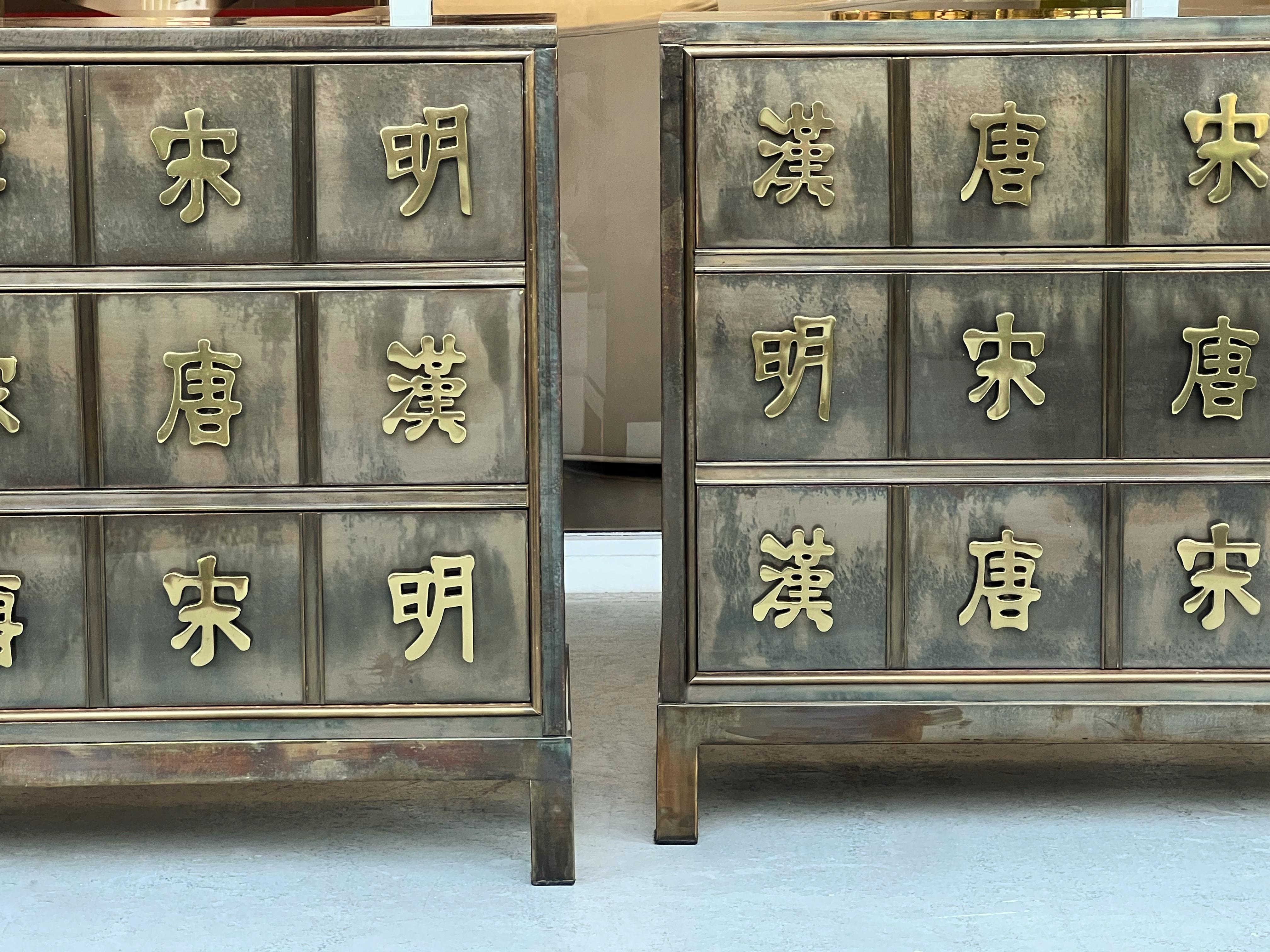 Paire de commodes en laiton Mastercraft Bon état - En vente à Miami, FL