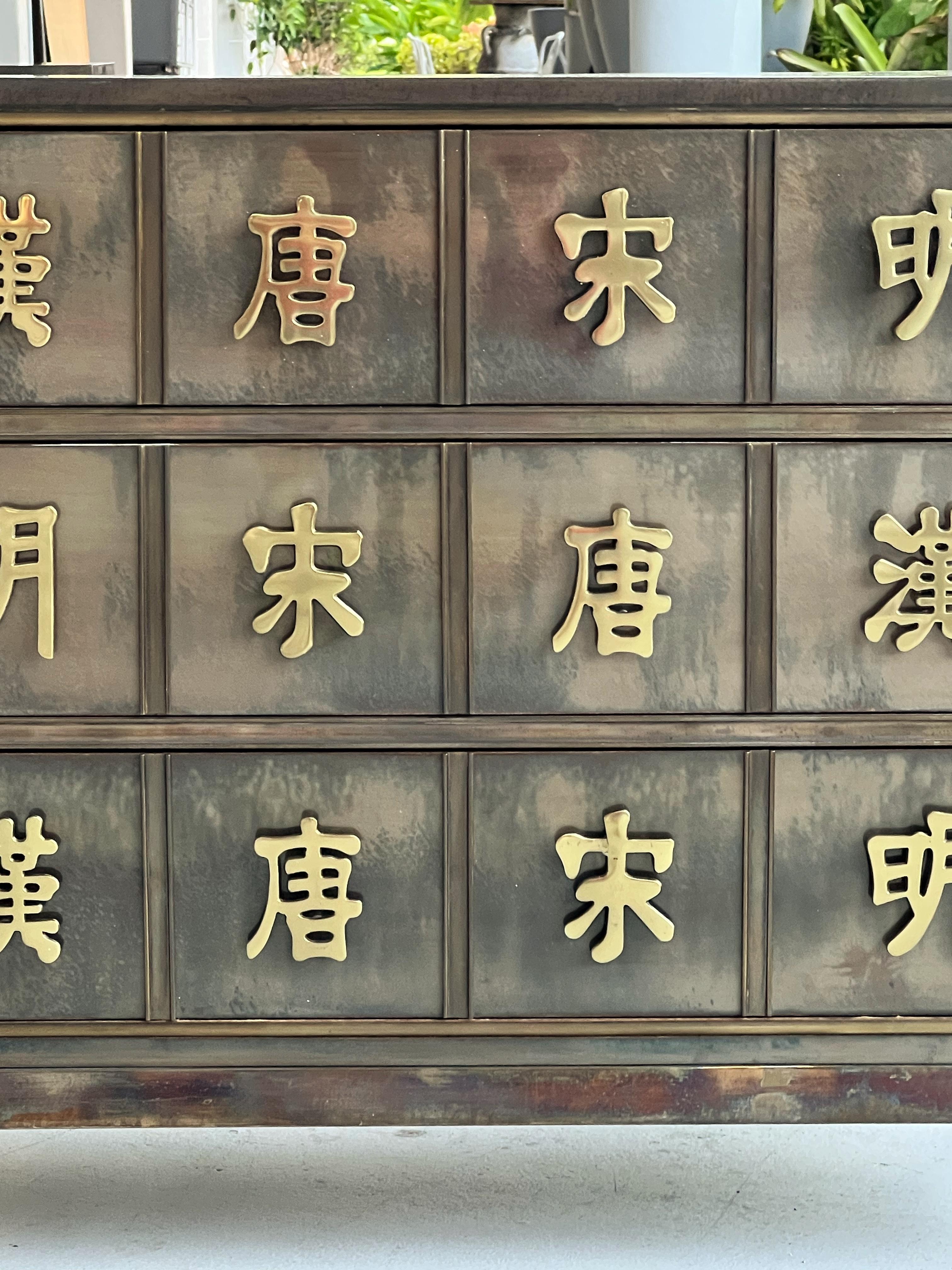 Laiton Paire de commodes en laiton Mastercraft en vente