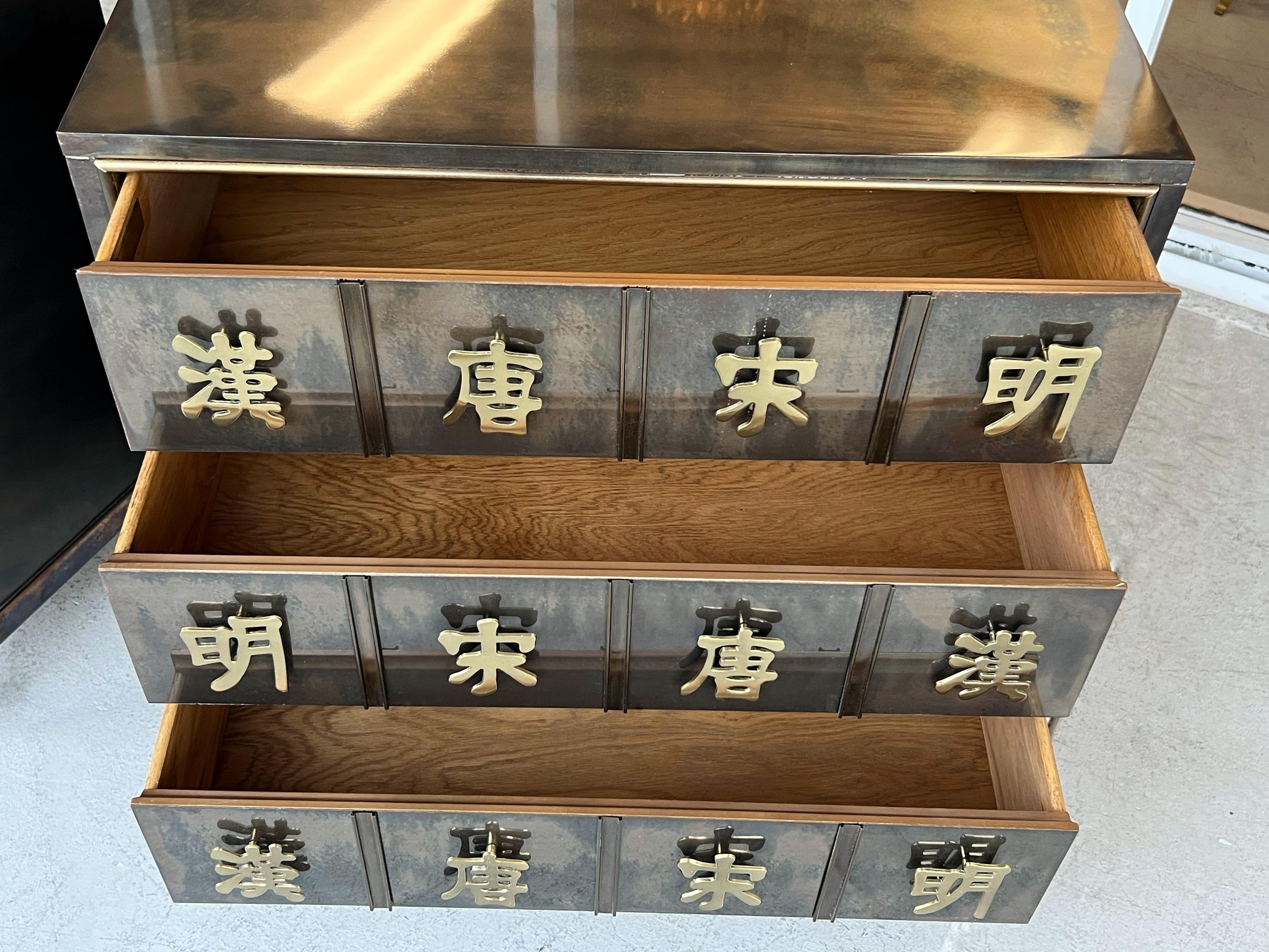 Paire de commodes en laiton Mastercraft en vente 1