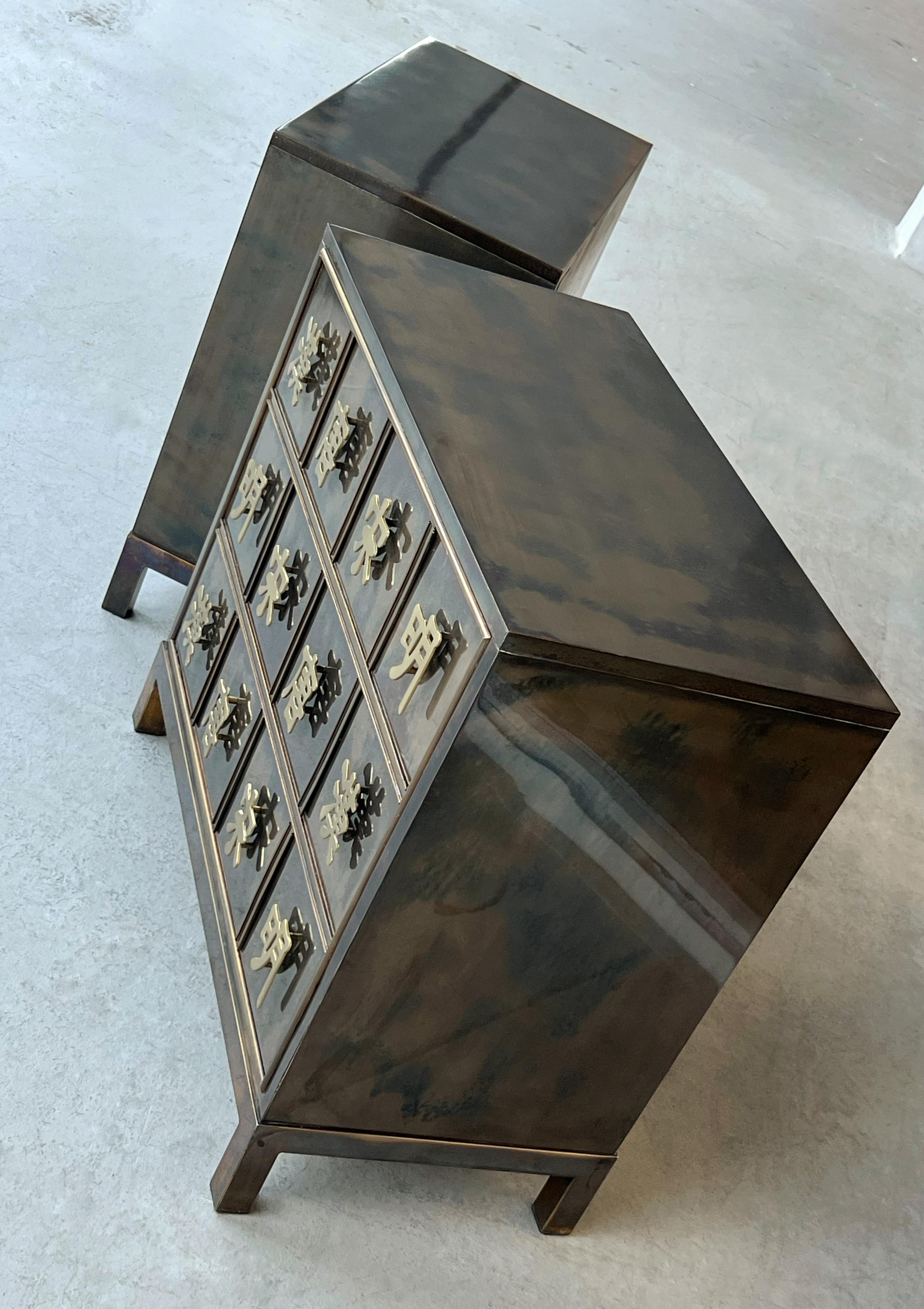 Paire de commodes en laiton Mastercraft en vente 2