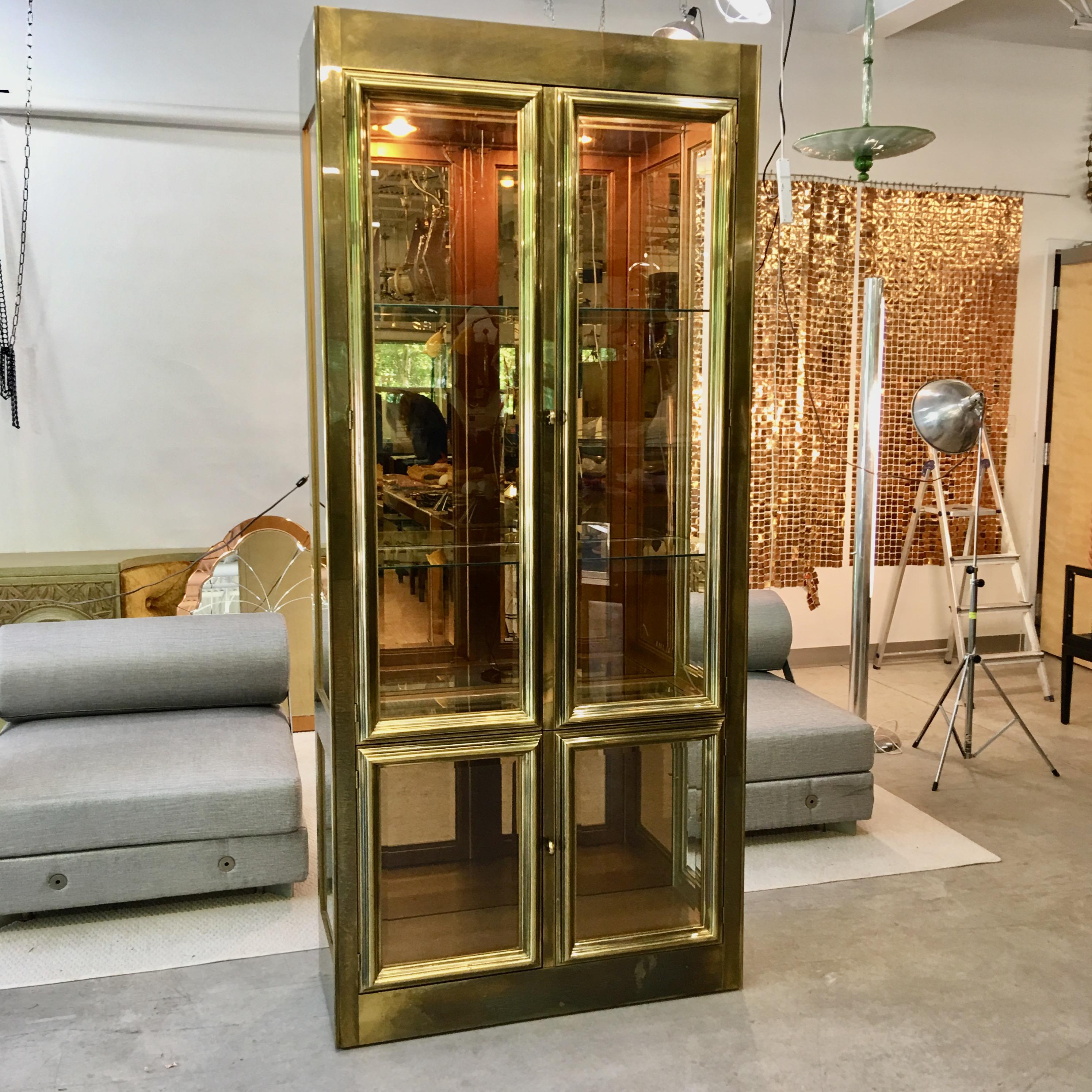 Coppia di vetrine in ottone Mastercraft con specchio in bronzo in vendita 2