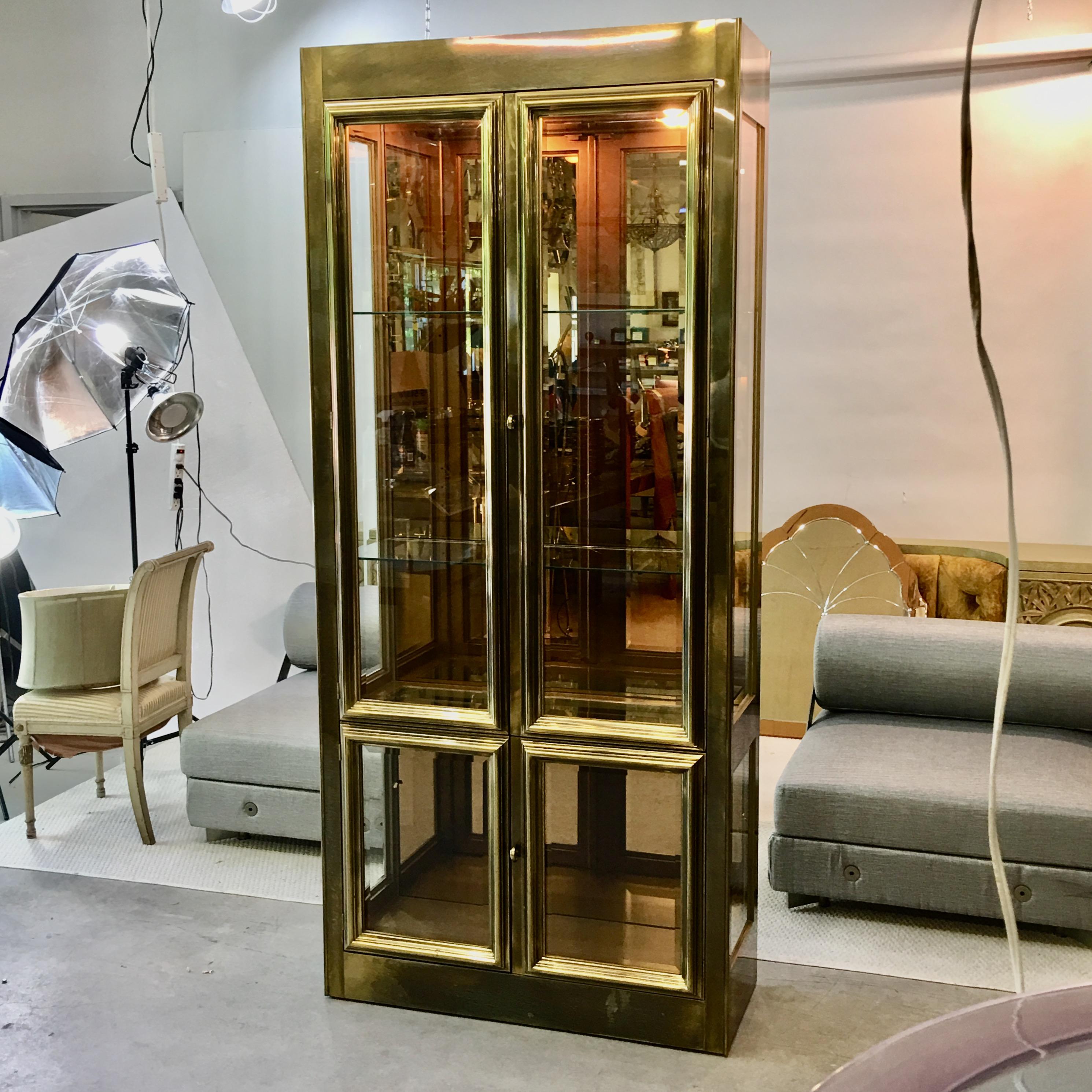 Coppia di vetrine in ottone Mastercraft con specchio in bronzo in vendita 3