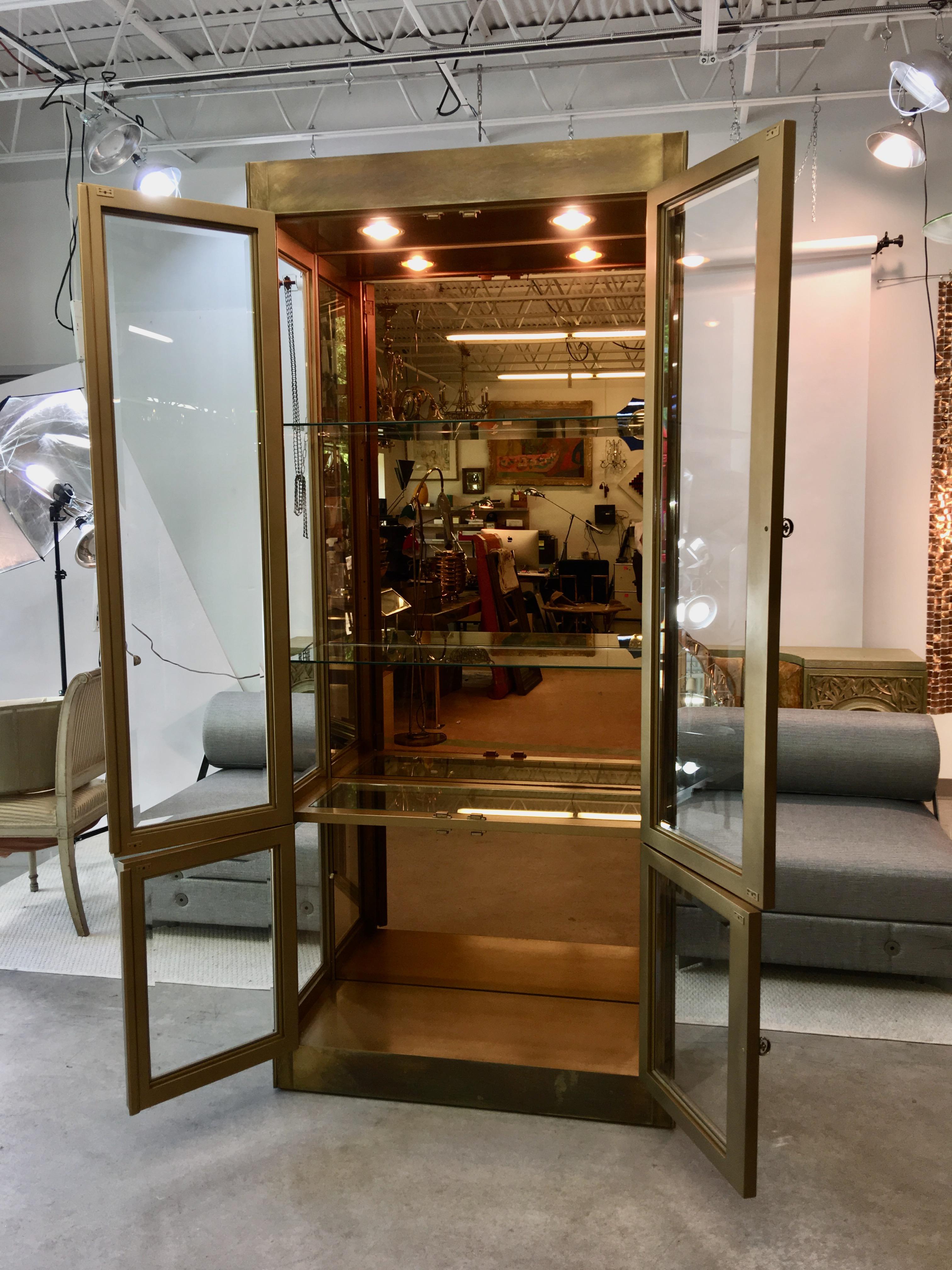 Coppia di vetrine in ottone Mastercraft con specchio in bronzo in vendita 4