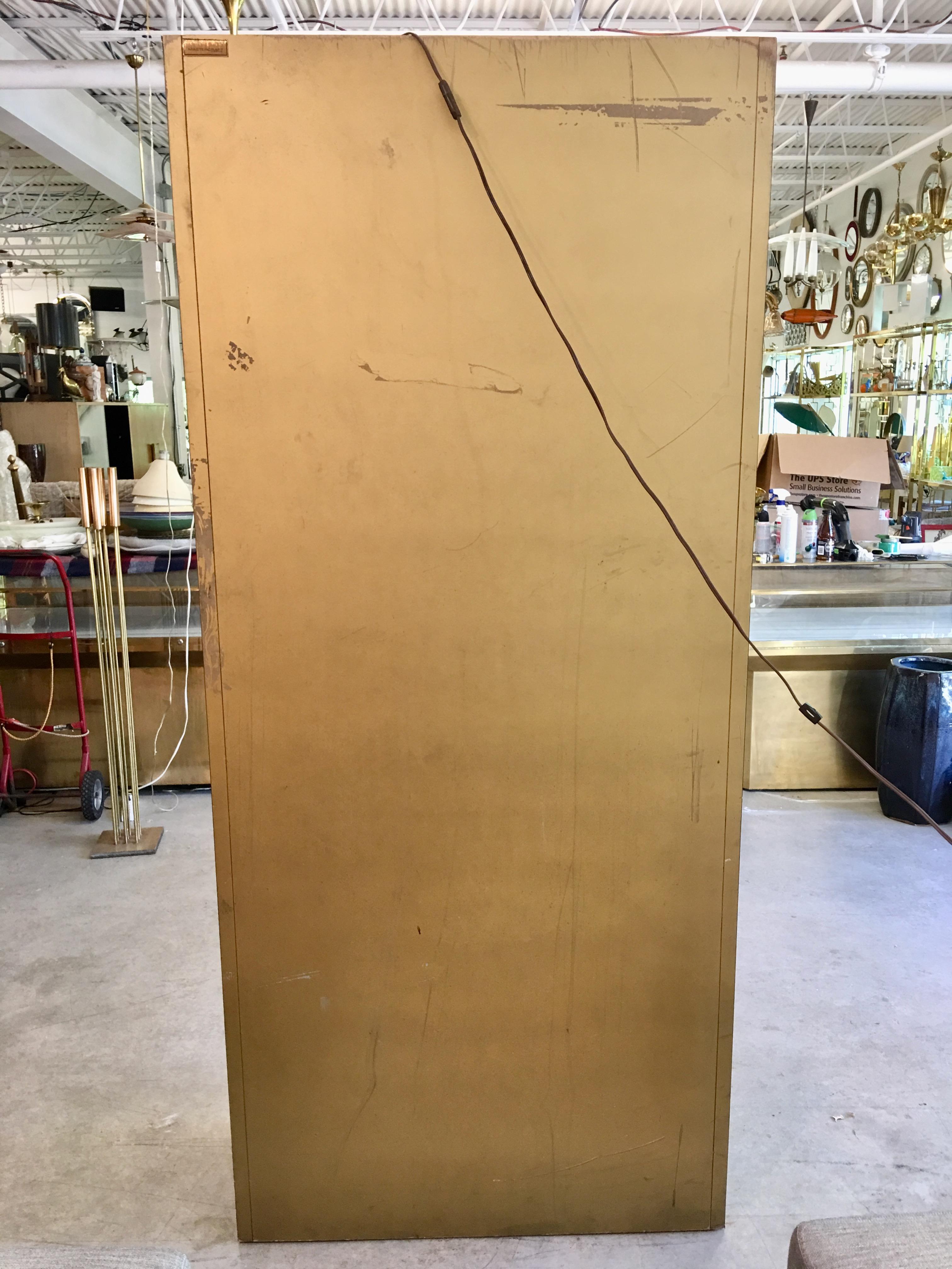 Coppia di vetrine in ottone Mastercraft con specchio in bronzo in vendita 5