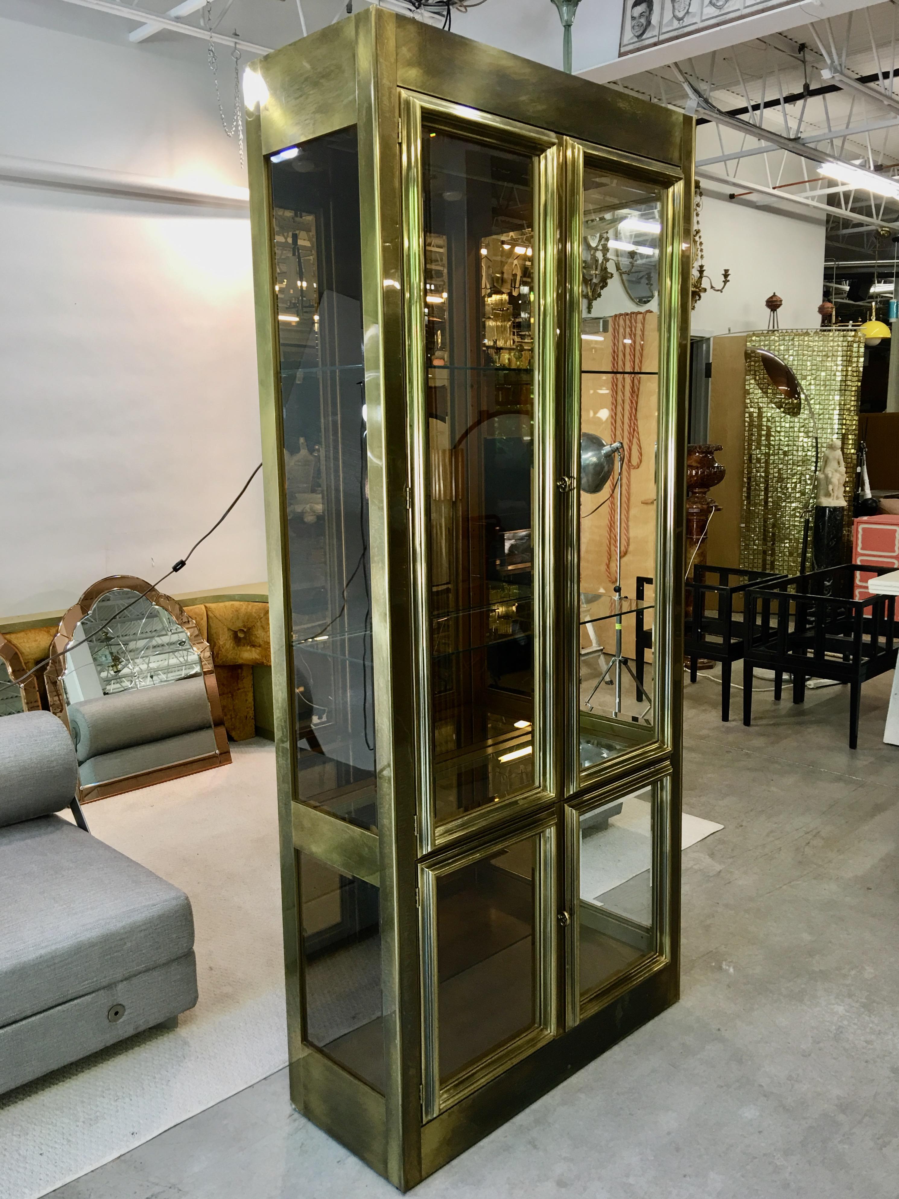 Coppia di vetrine in ottone Mastercraft con specchio in bronzo in vendita 6