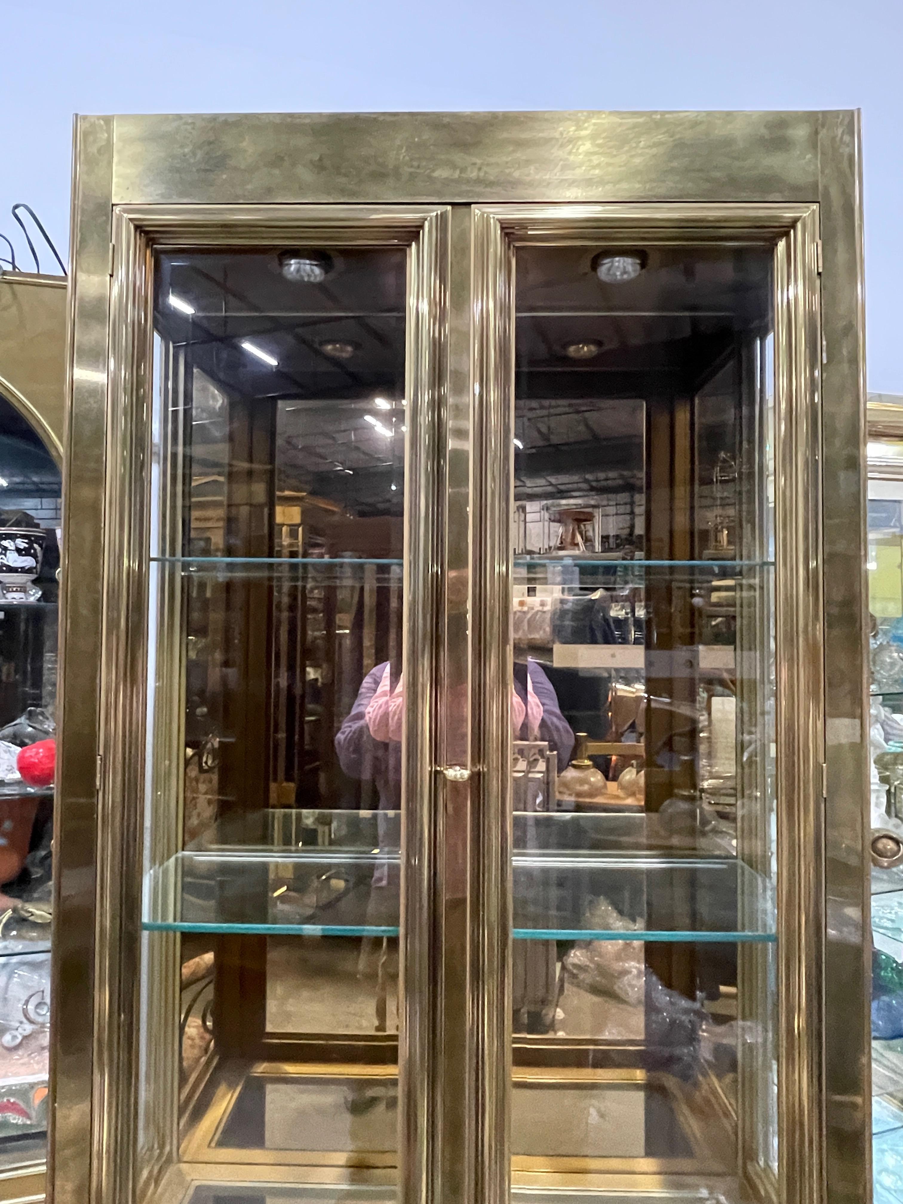 Coppia di vetrine in ottone Mastercraft con specchio in bronzo in vendita 7