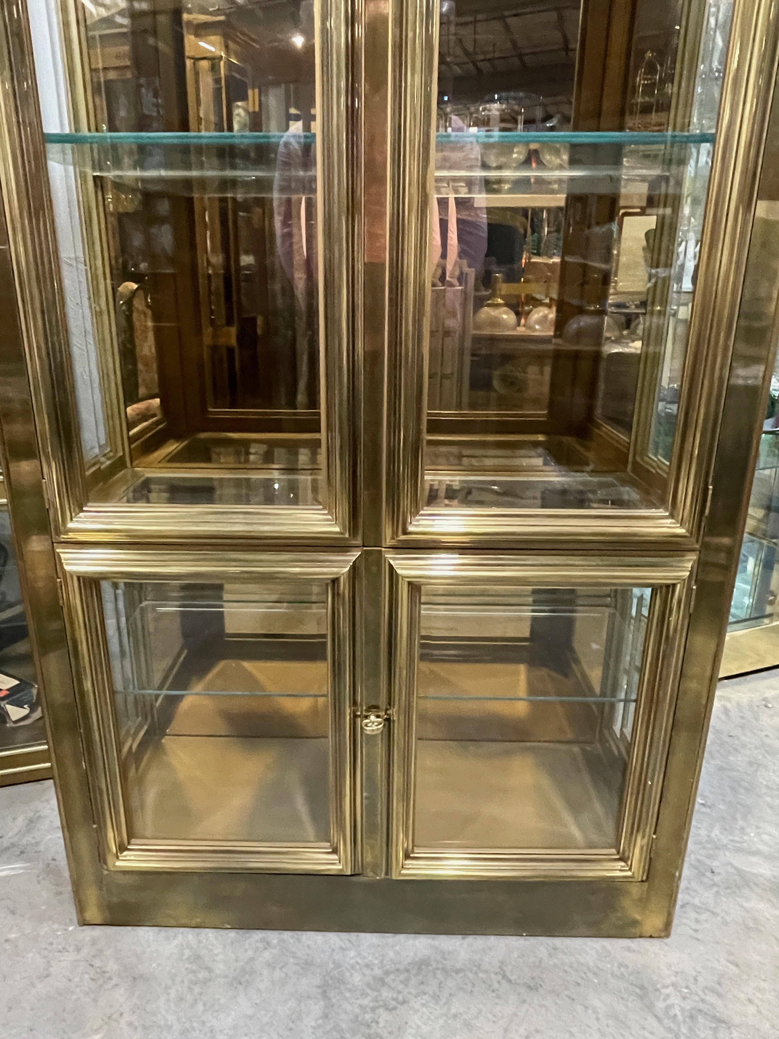 Coppia di vetrine in ottone Mastercraft con specchio in bronzo in vendita 8