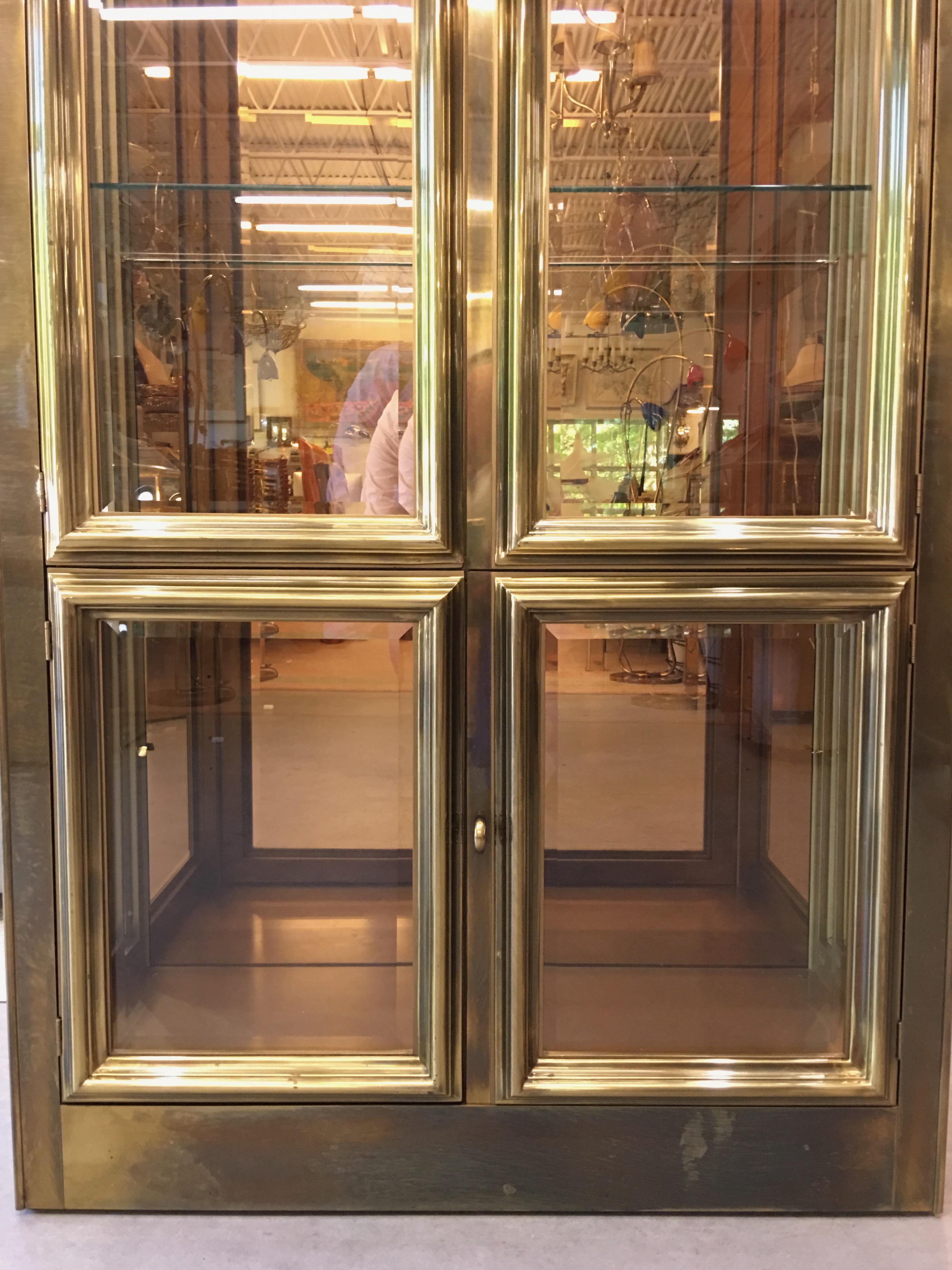 Coppia di vetrine in ottone Mastercraft con specchio in bronzo in vendita 10