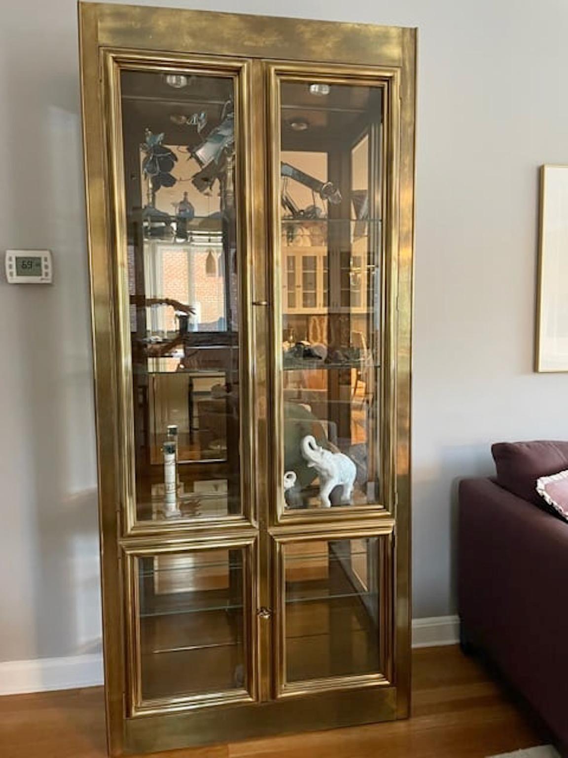 Americano Coppia di vetrine in ottone Mastercraft con specchio in bronzo in vendita