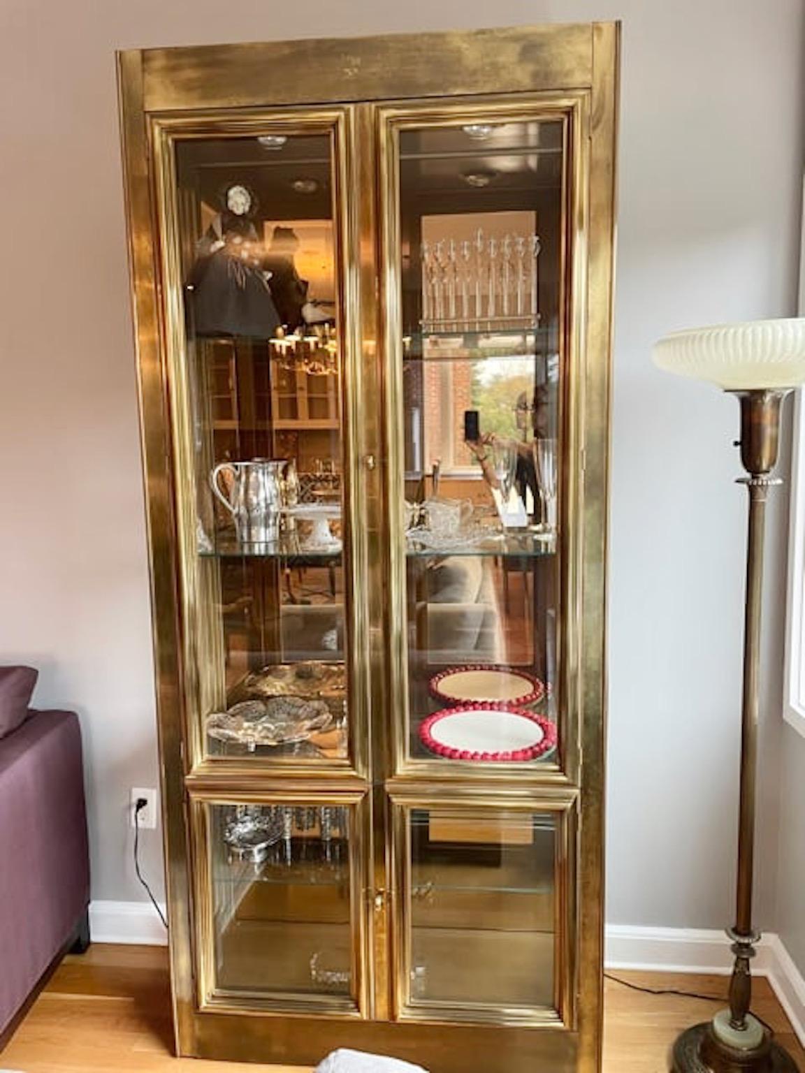 Smussato Coppia di vetrine in ottone Mastercraft con specchio in bronzo in vendita