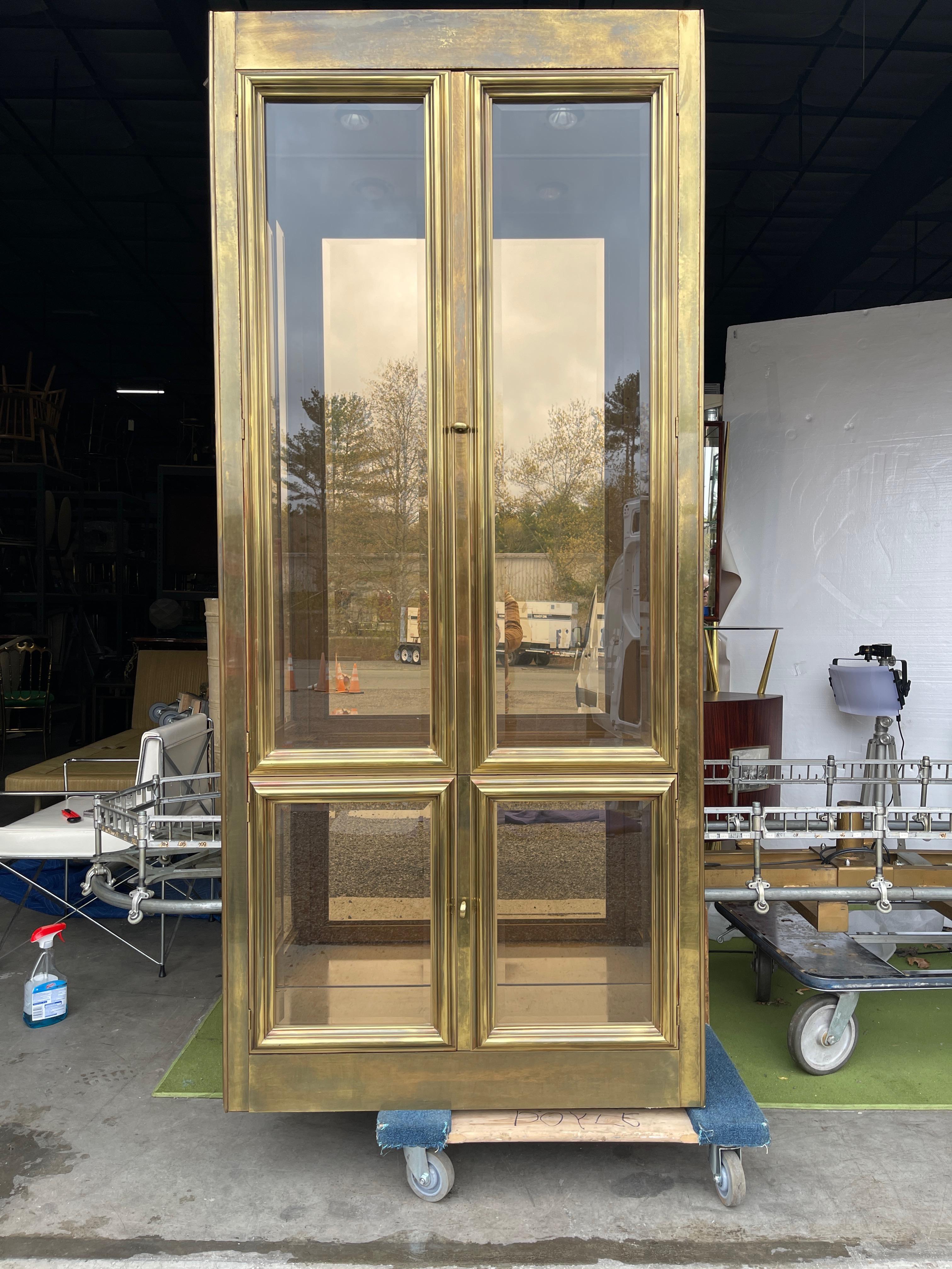Fine XX secolo Coppia di vetrine in ottone Mastercraft con specchio in bronzo in vendita