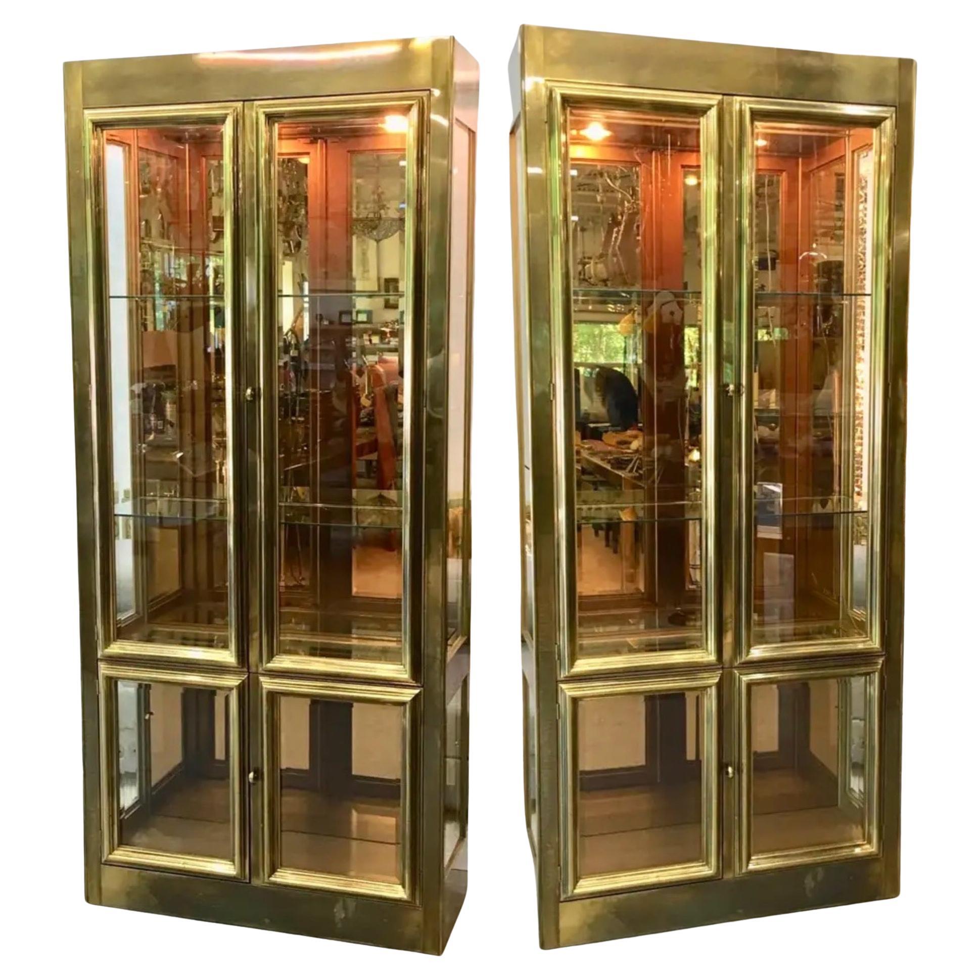 Coppia di vetrine in ottone Mastercraft con specchio in bronzo