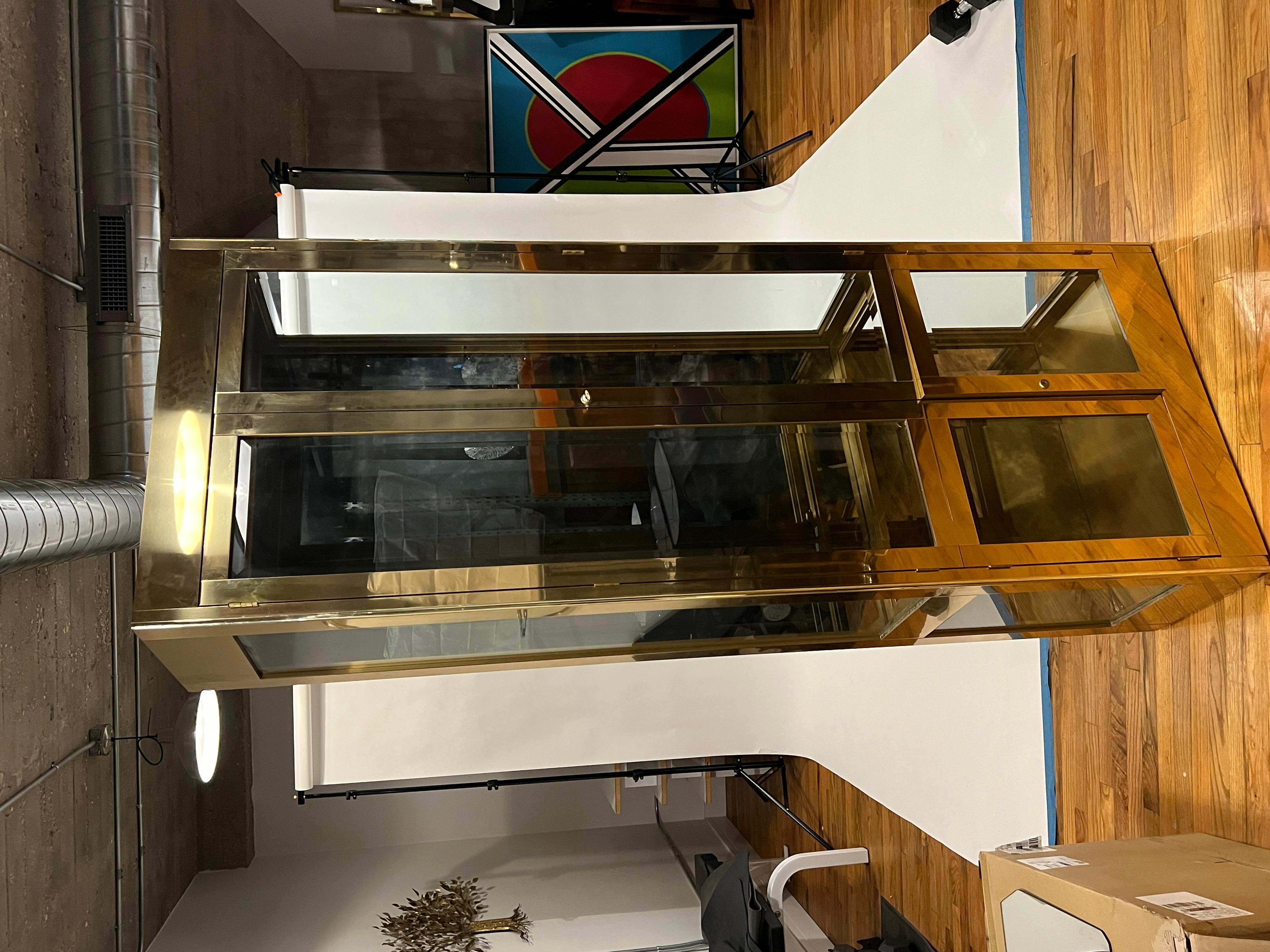 Pair of Mastercraft Vitrine Display Cabinets or Etageres For Sale 7