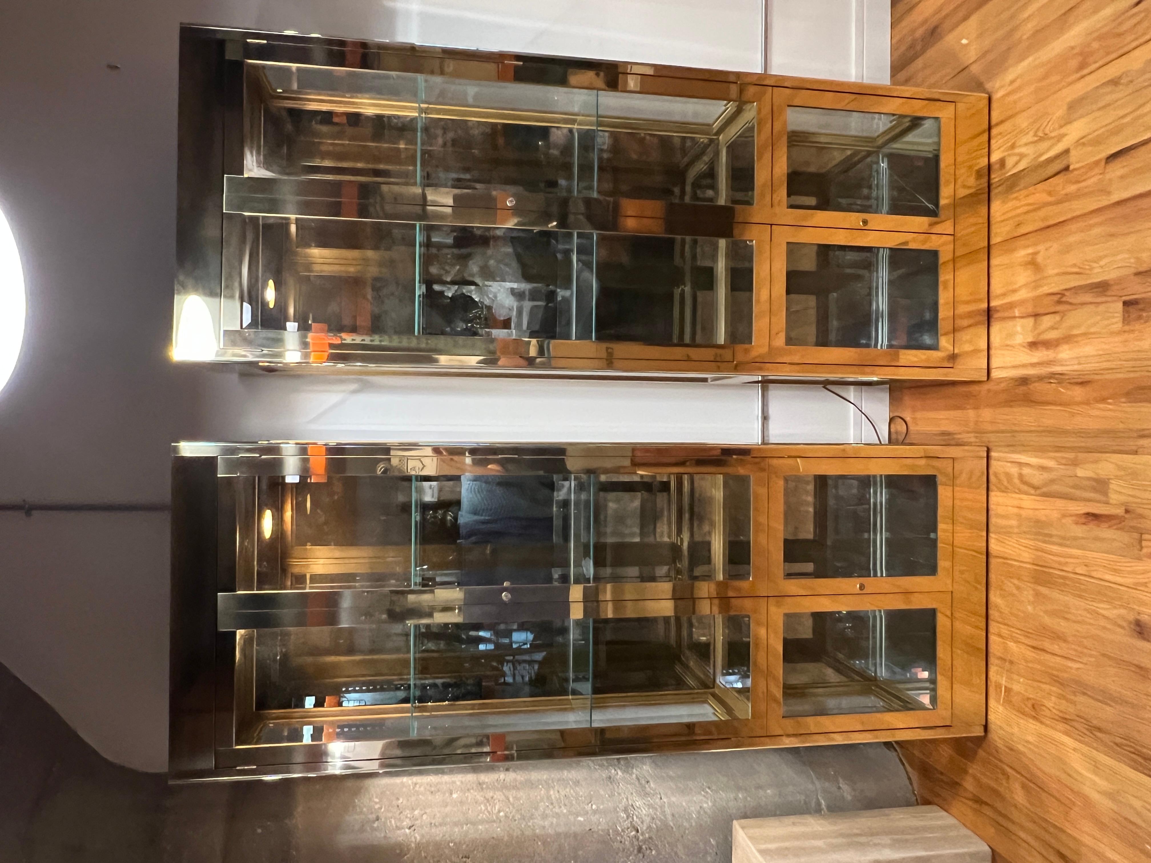 Pair of Mastercraft Vitrine Display Cabinets or Etageres In Good Condition For Sale In Chicago, IL